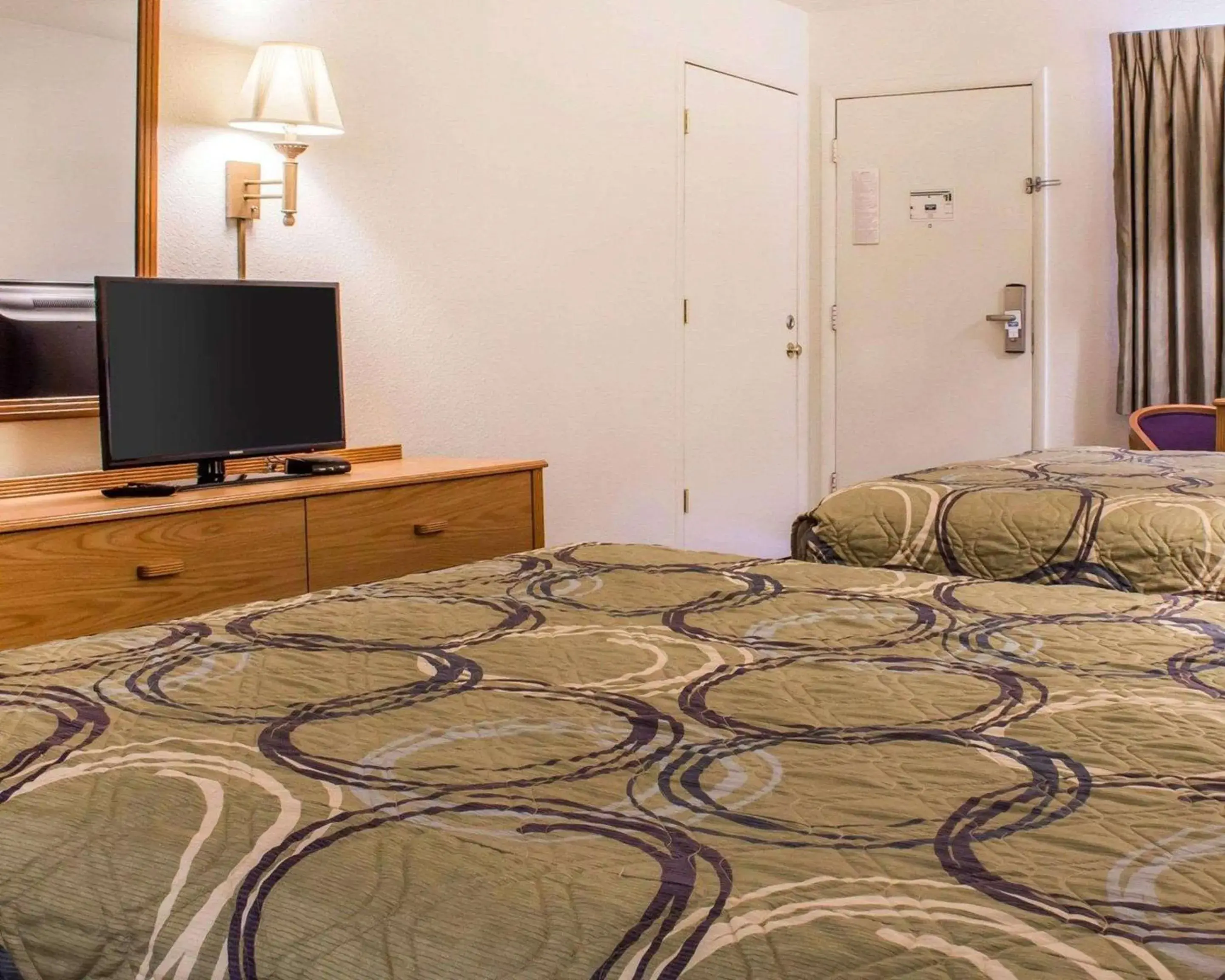 Photo of the whole room, Bed in Rodeway Inn Silver Creek Inn Photo of the whole room, Bed in Rodeway Inn Silver Creek Inn