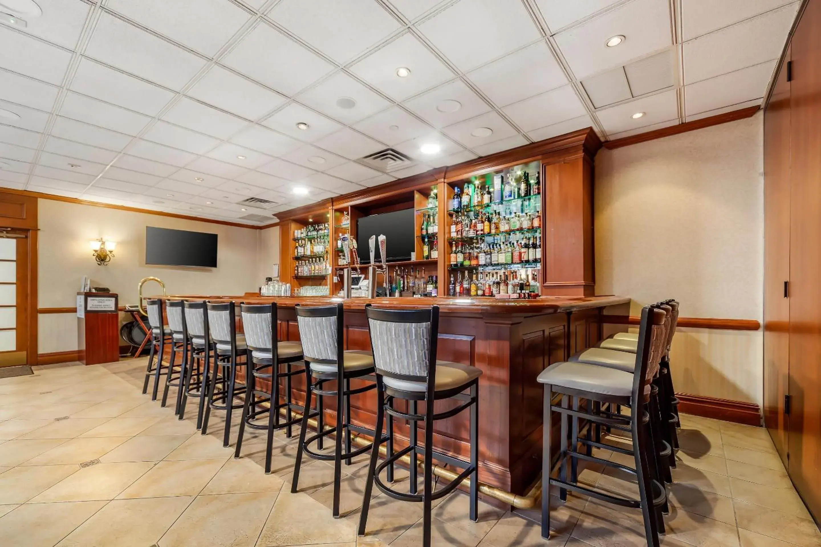 Lounge or bar in Clarion Hotel & Conference Center Lounge or bar in Clarion Hotel & Conference Center