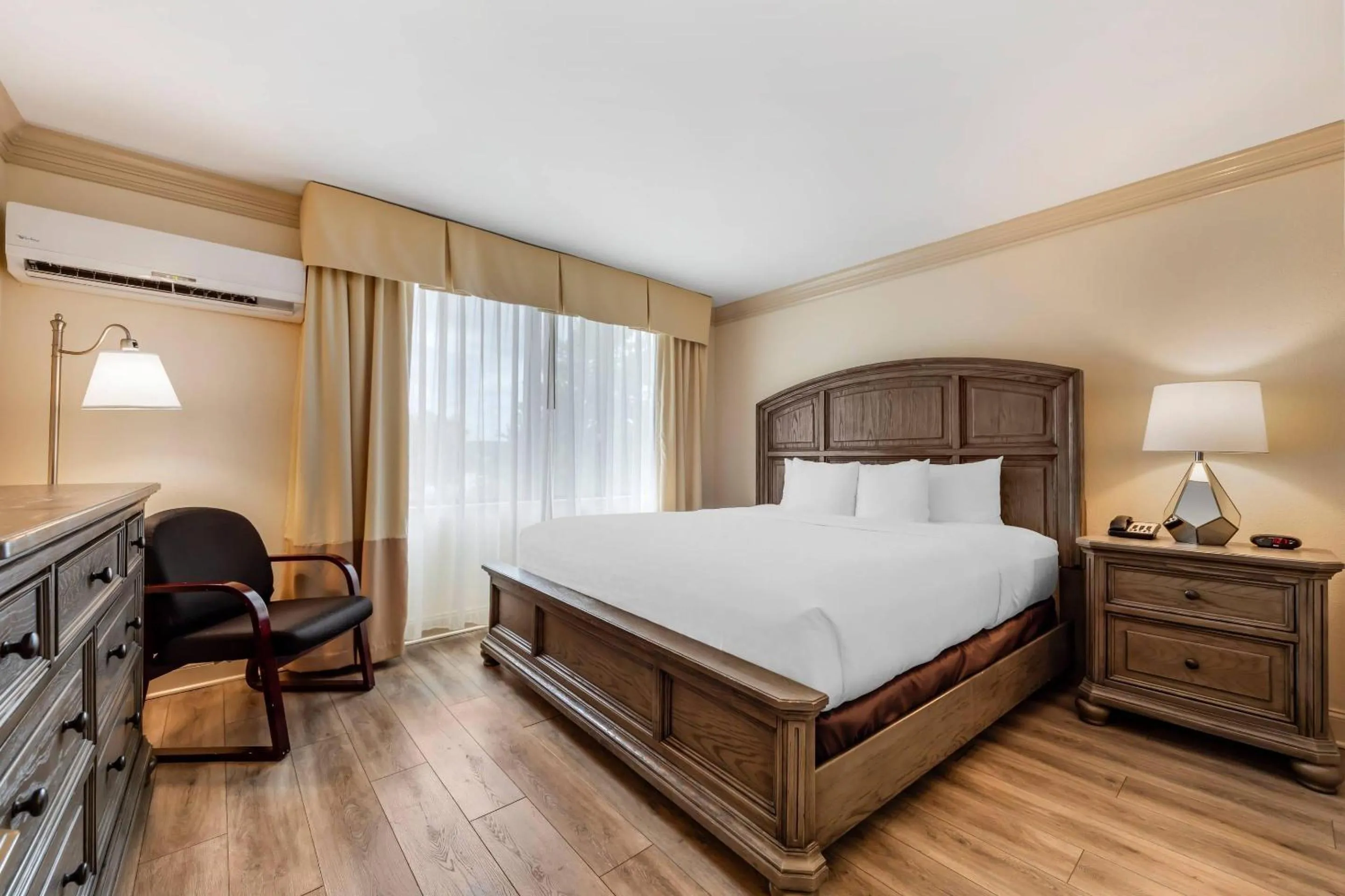 Bedroom, Bed in Clarion Hotel & Conference Center Toms River