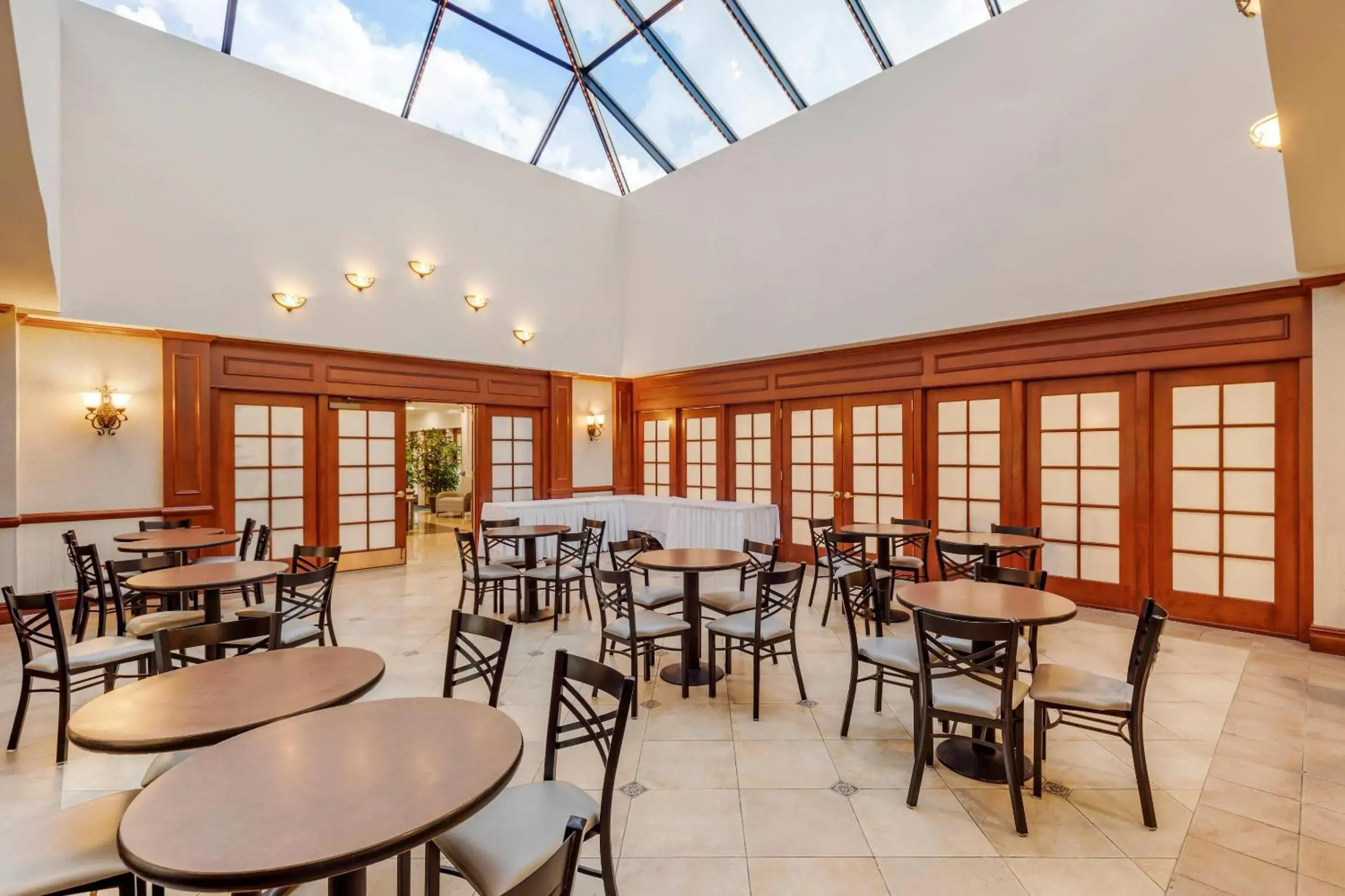 Lounge or bar in Clarion Hotel & Conference Center Lounge or bar in Clarion Hotel & Conference Center