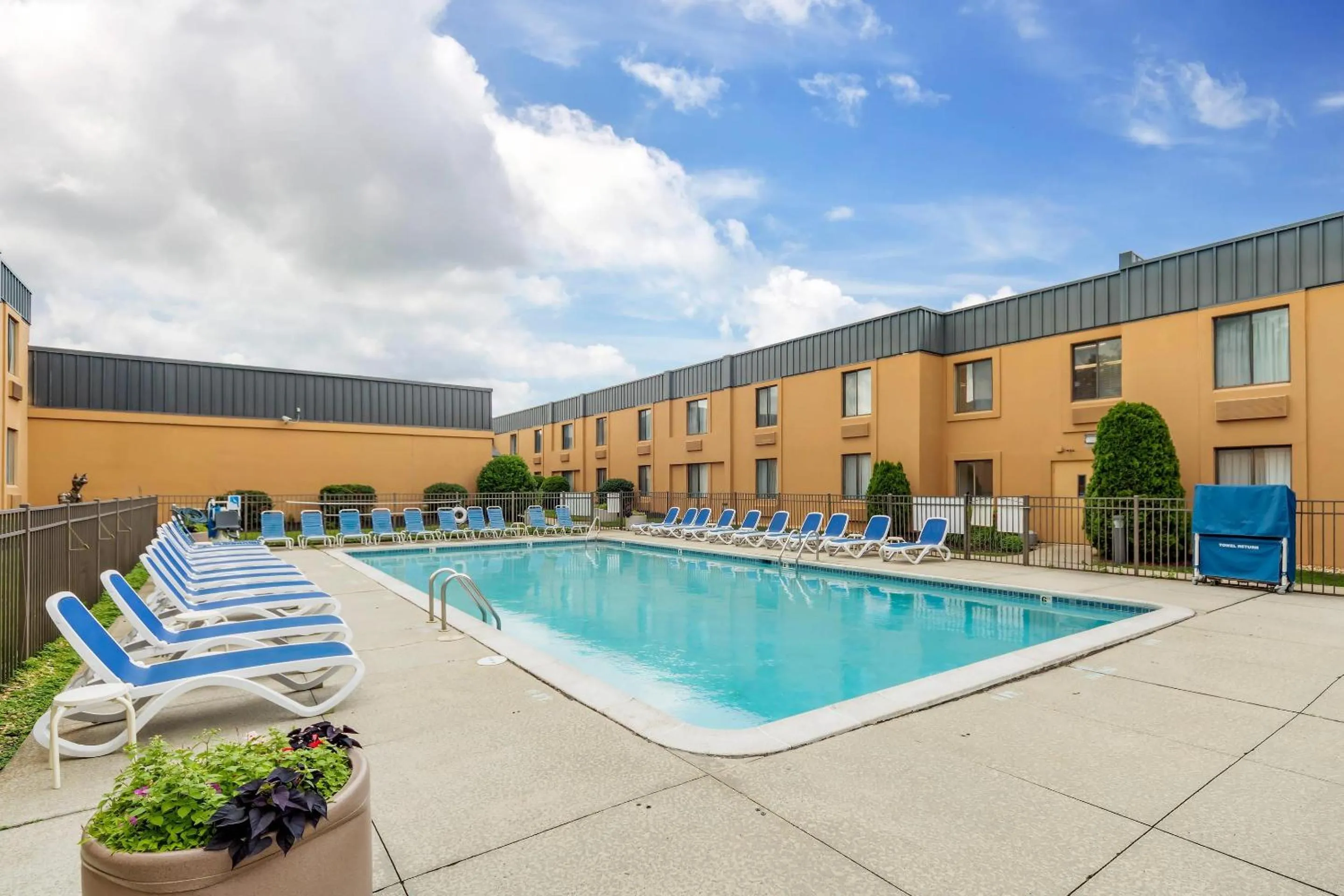 Swimming pool in Clarion Hotel & Conference Center Toms River