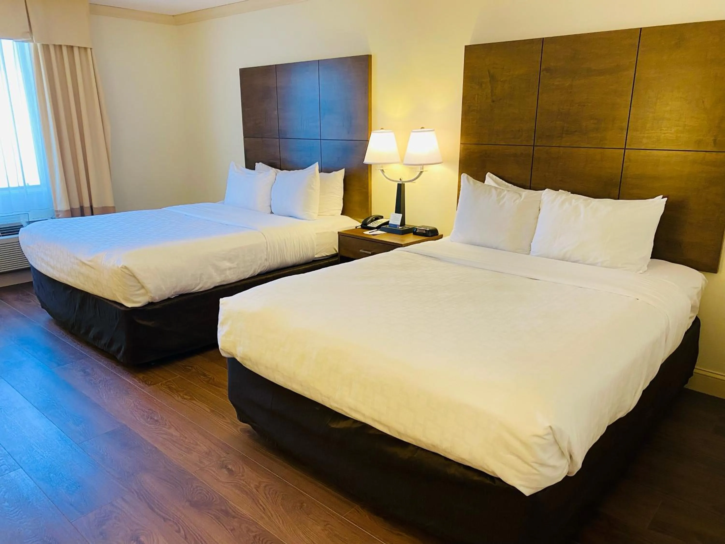 Bed in Clarion Hotel & Conference Center Toms River