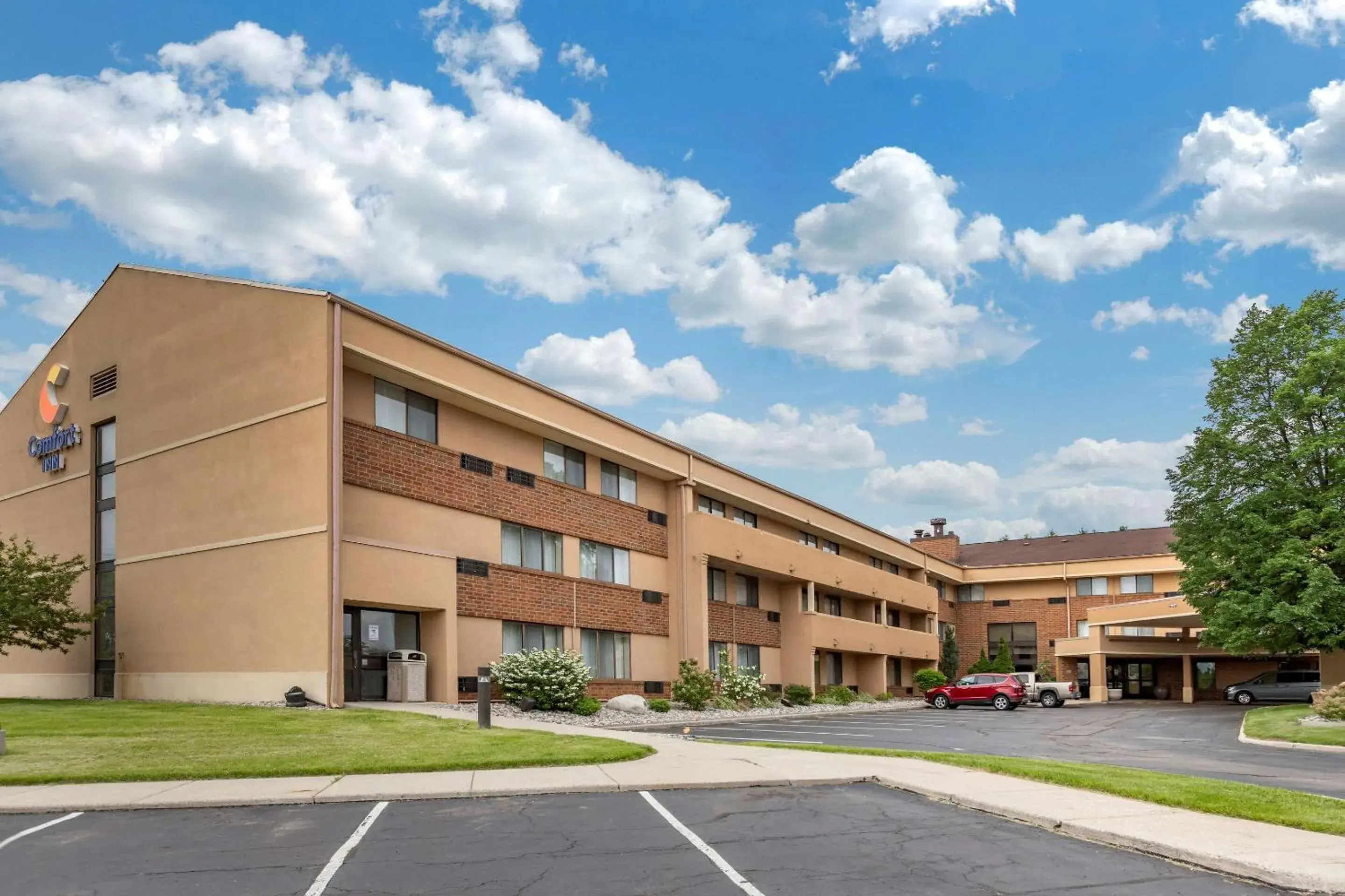 Property building in Comfort Inn Lansing West Property building in Comfort Inn Lansing West