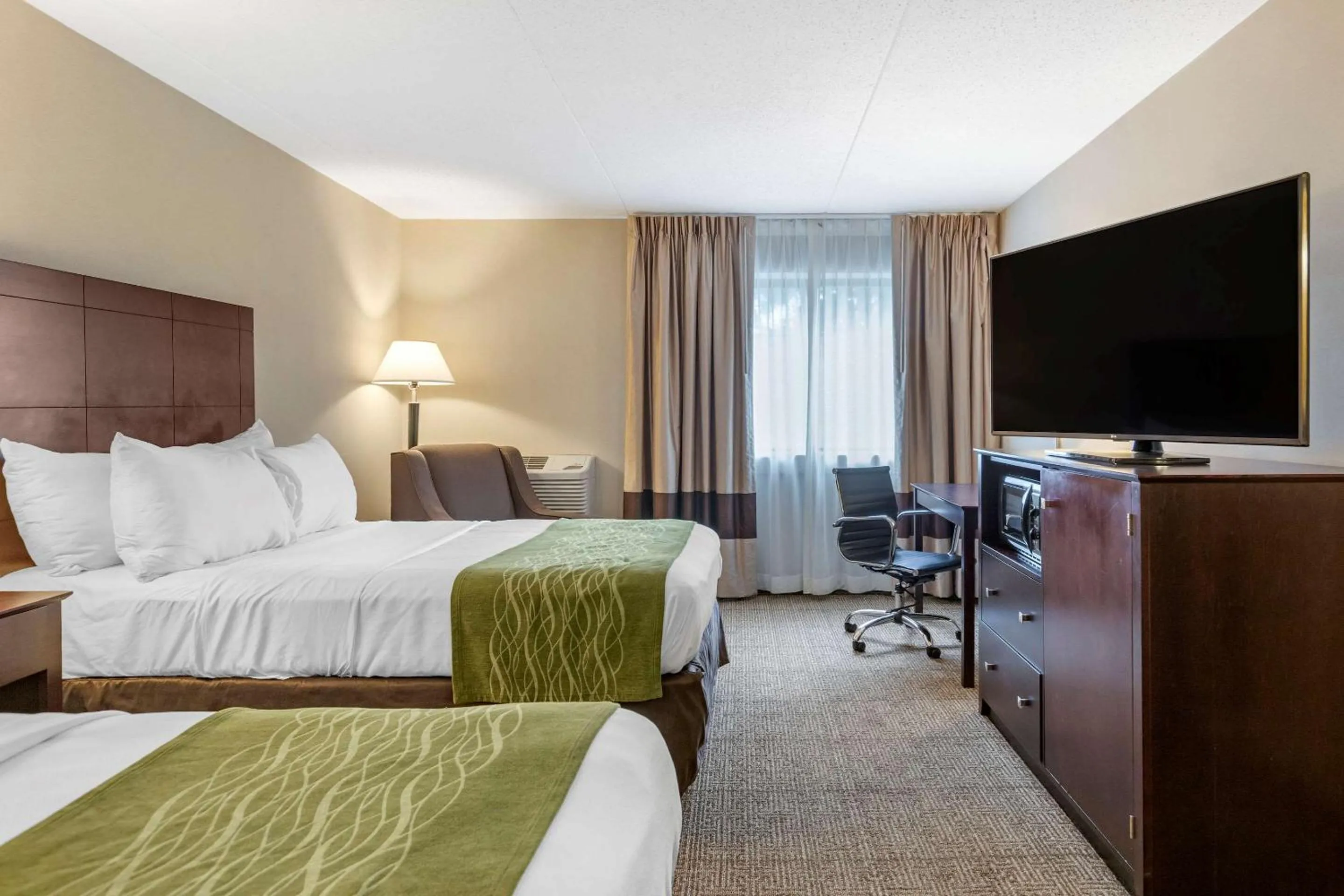 Photo of the whole room, Bed in Comfort Inn Lansing West