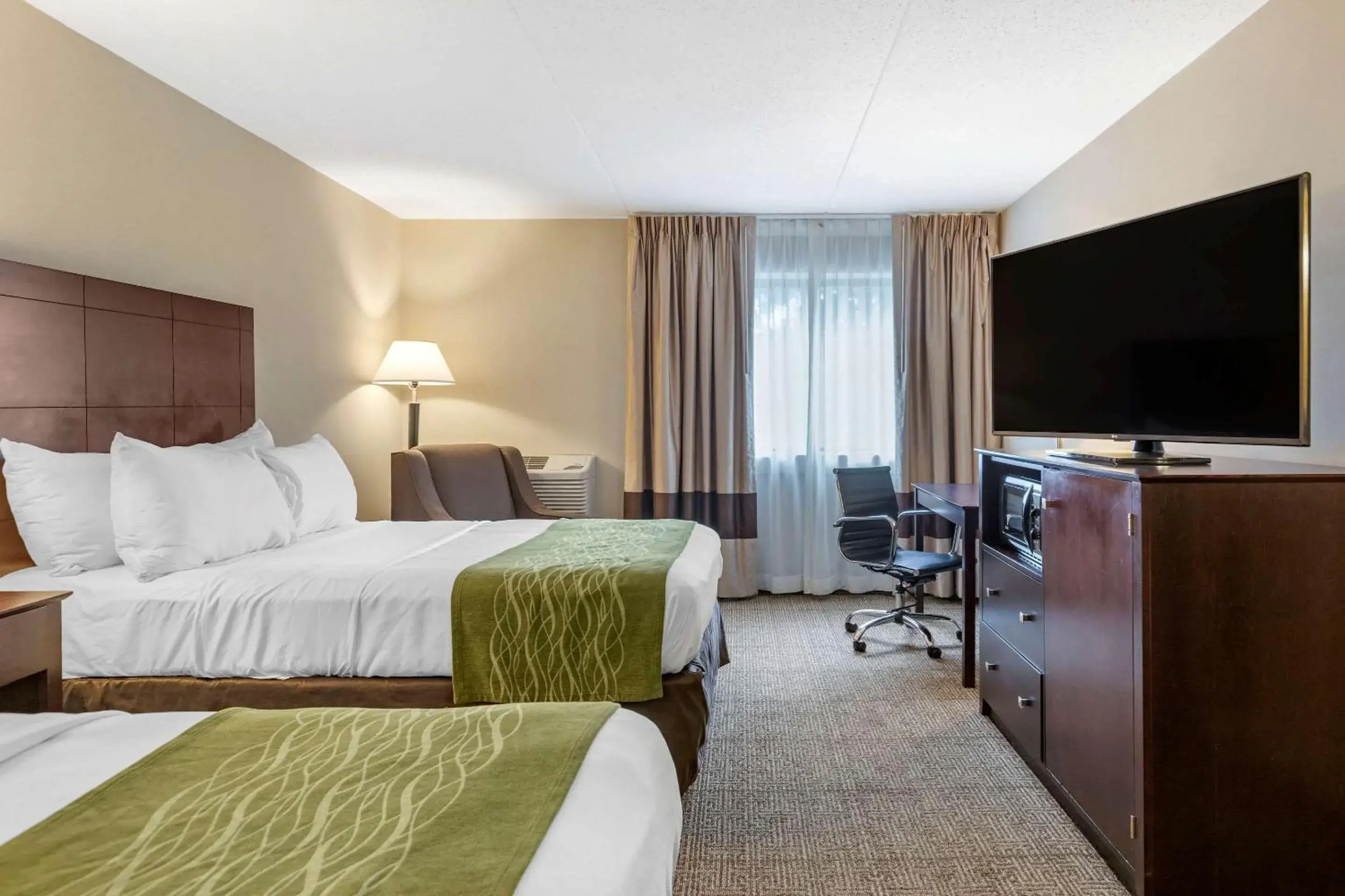 Photo of the whole room, Bed in Comfort Inn Lansing West Photo of the whole room, Bed in Comfort Inn Lansing West