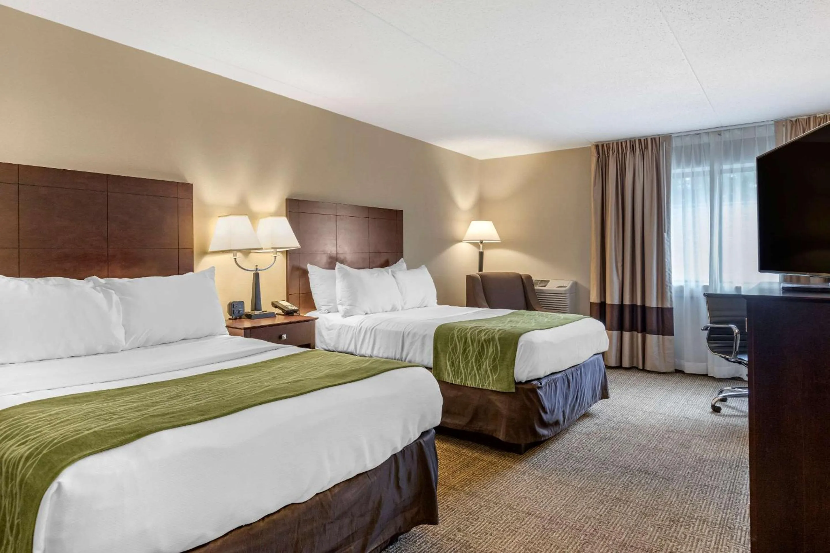 Photo of the whole room, Bed in Comfort Inn Lansing West