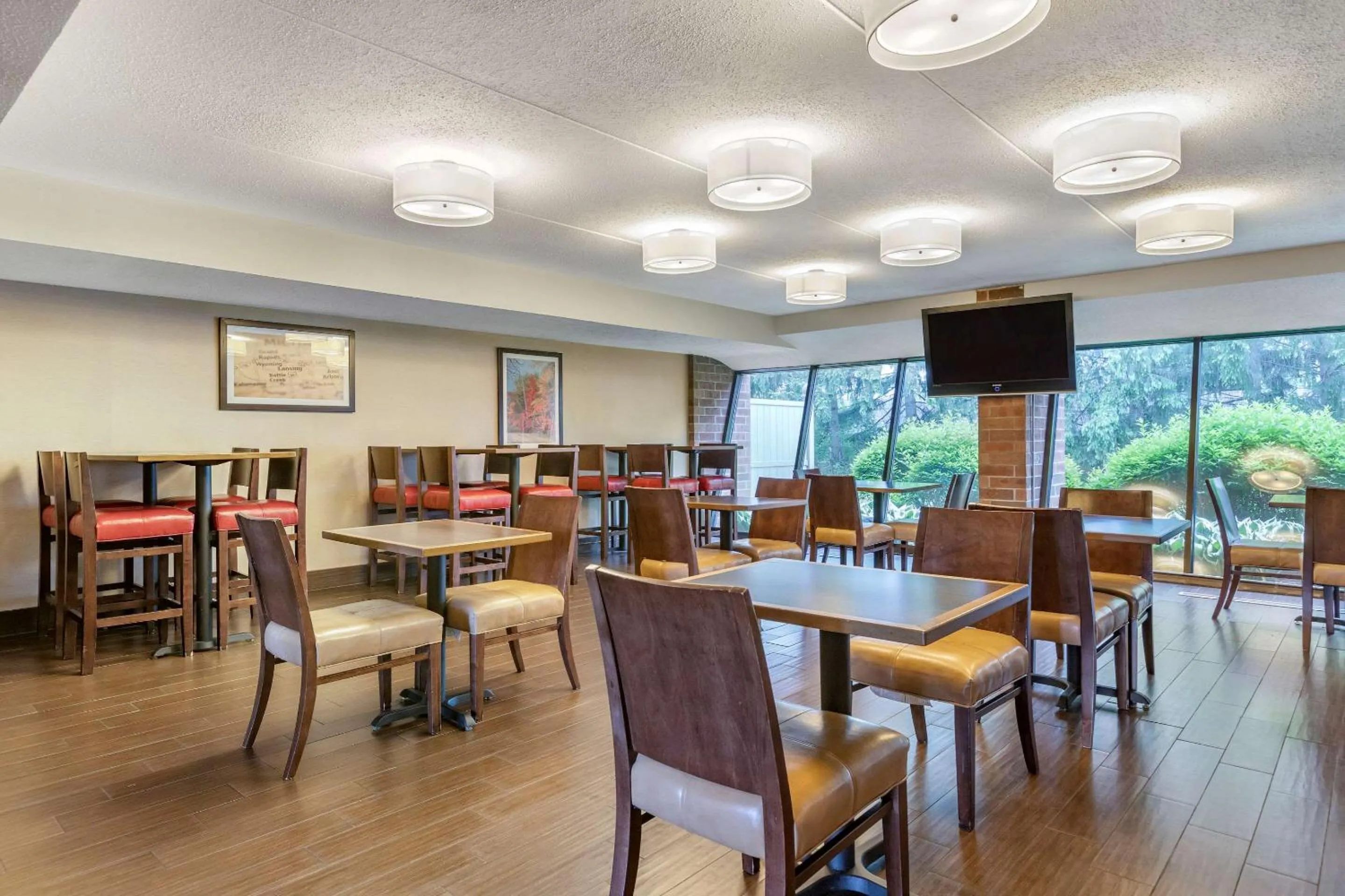 Restaurant/places to eat in Comfort Inn Lansing West