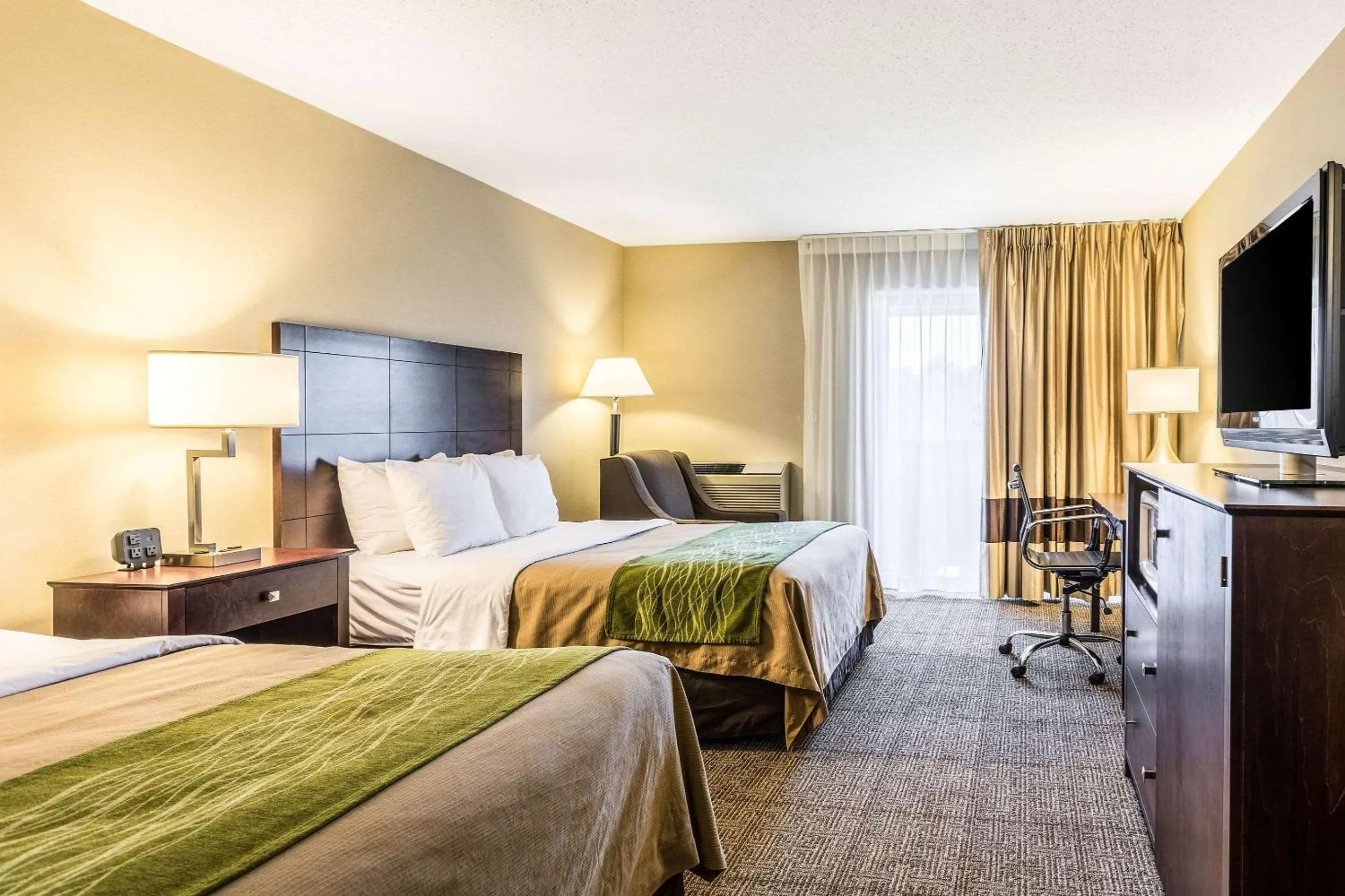 Photo of the whole room, Bed in Comfort Inn Lansing West