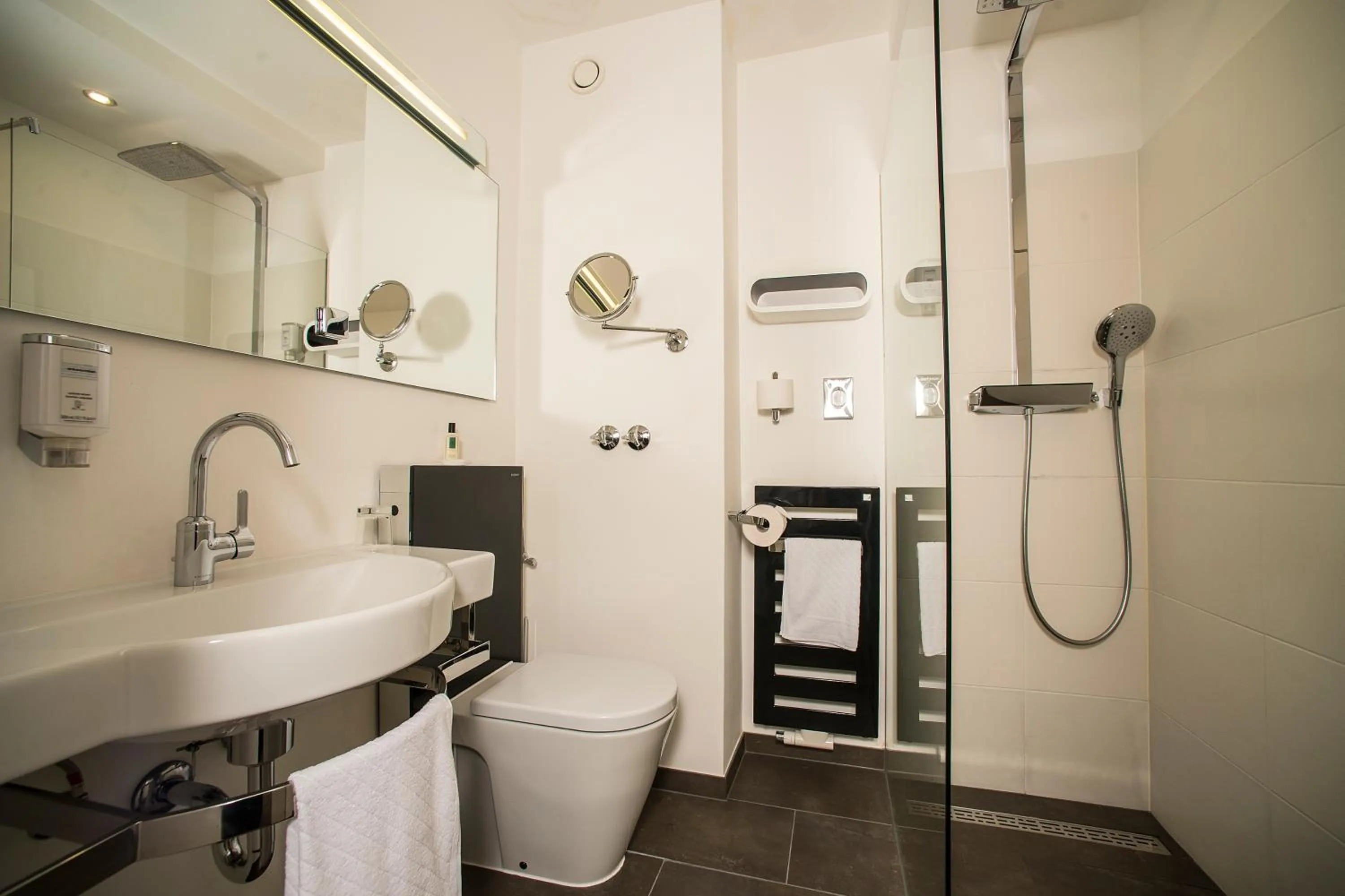 Bathroom in Turm Hotel