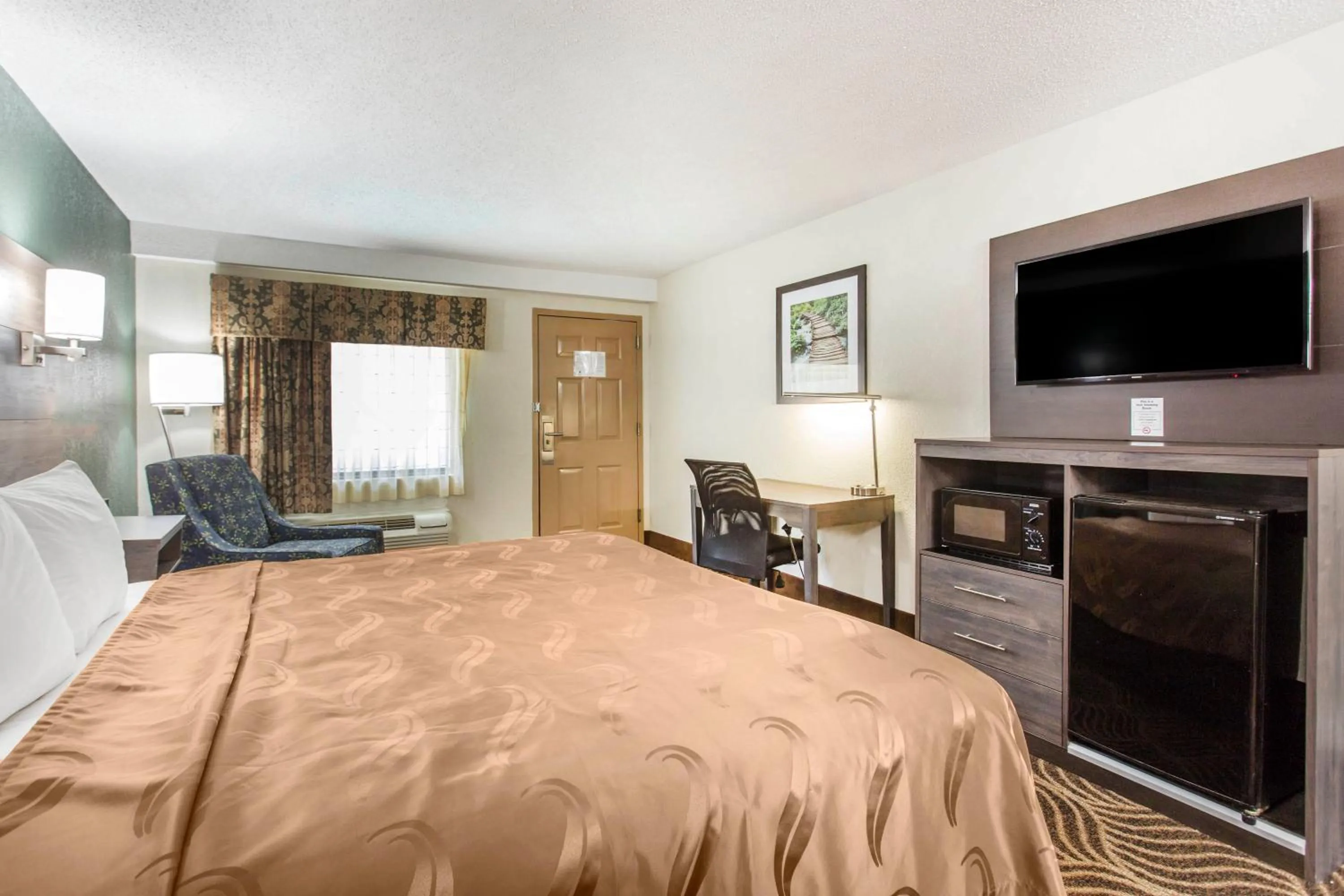 Photo of the whole room, Bed in Quality Inn Black Mountain-Asheville East