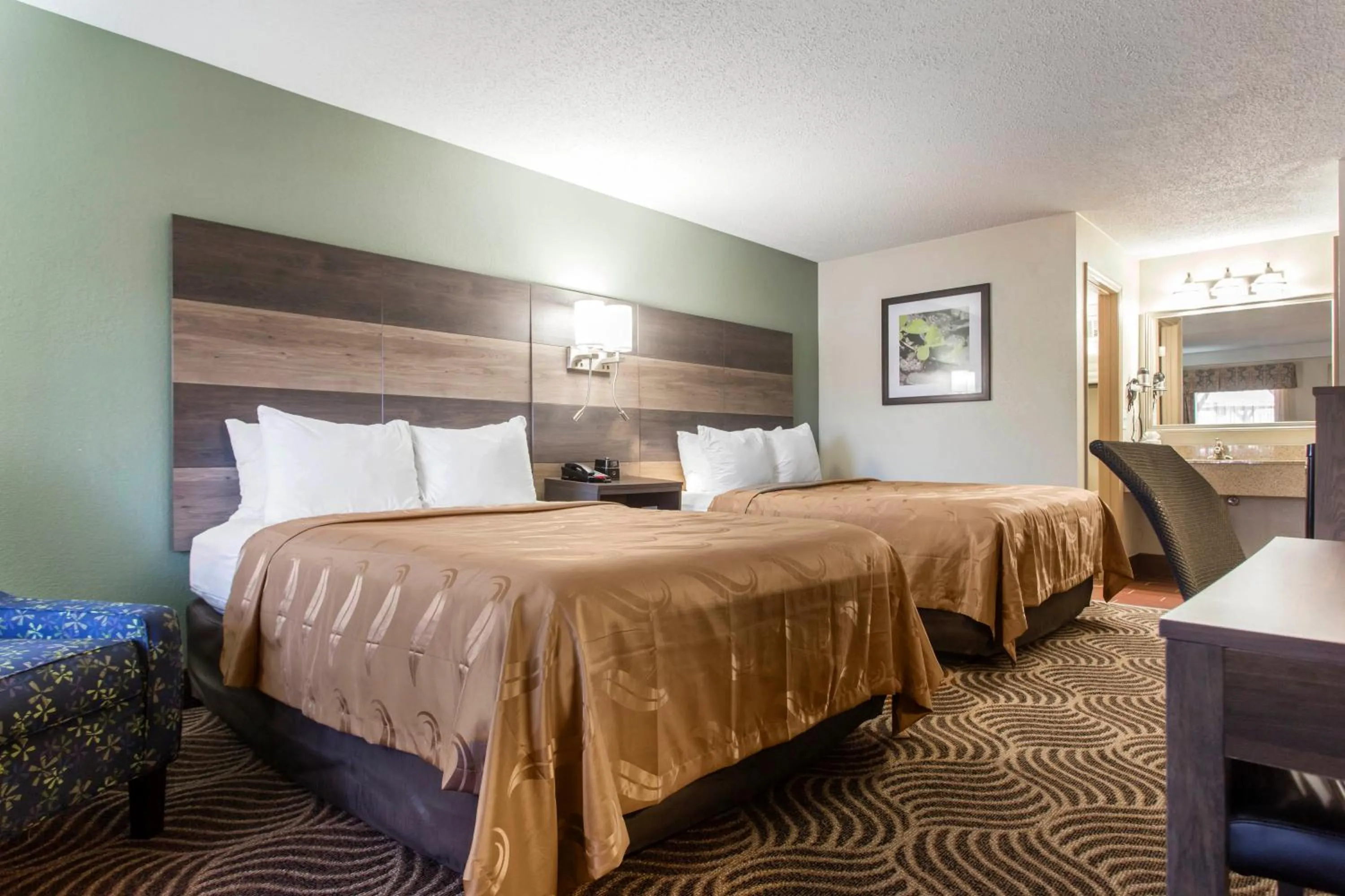 Photo of the whole room, Bed in Quality Inn Black Mountain-Asheville East