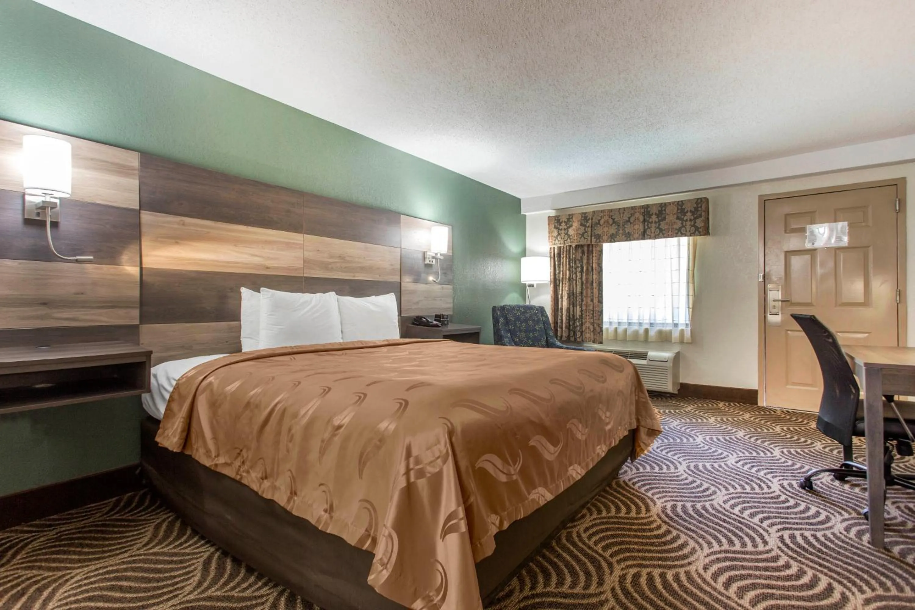 Photo of the whole room, Bed in Quality Inn Black Mountain-Asheville East