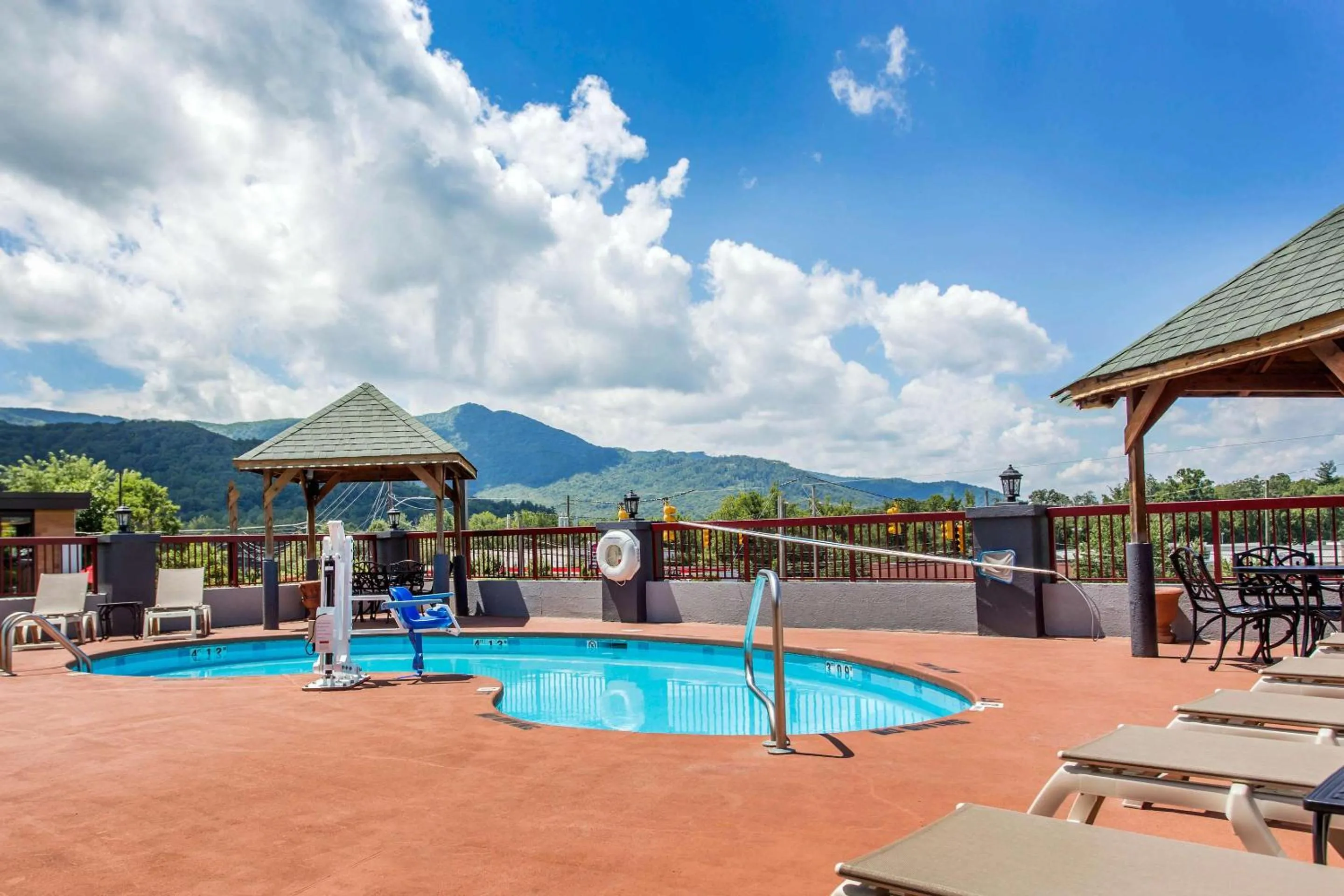 Swimming pool in Quality Inn Black Mountain-Asheville East