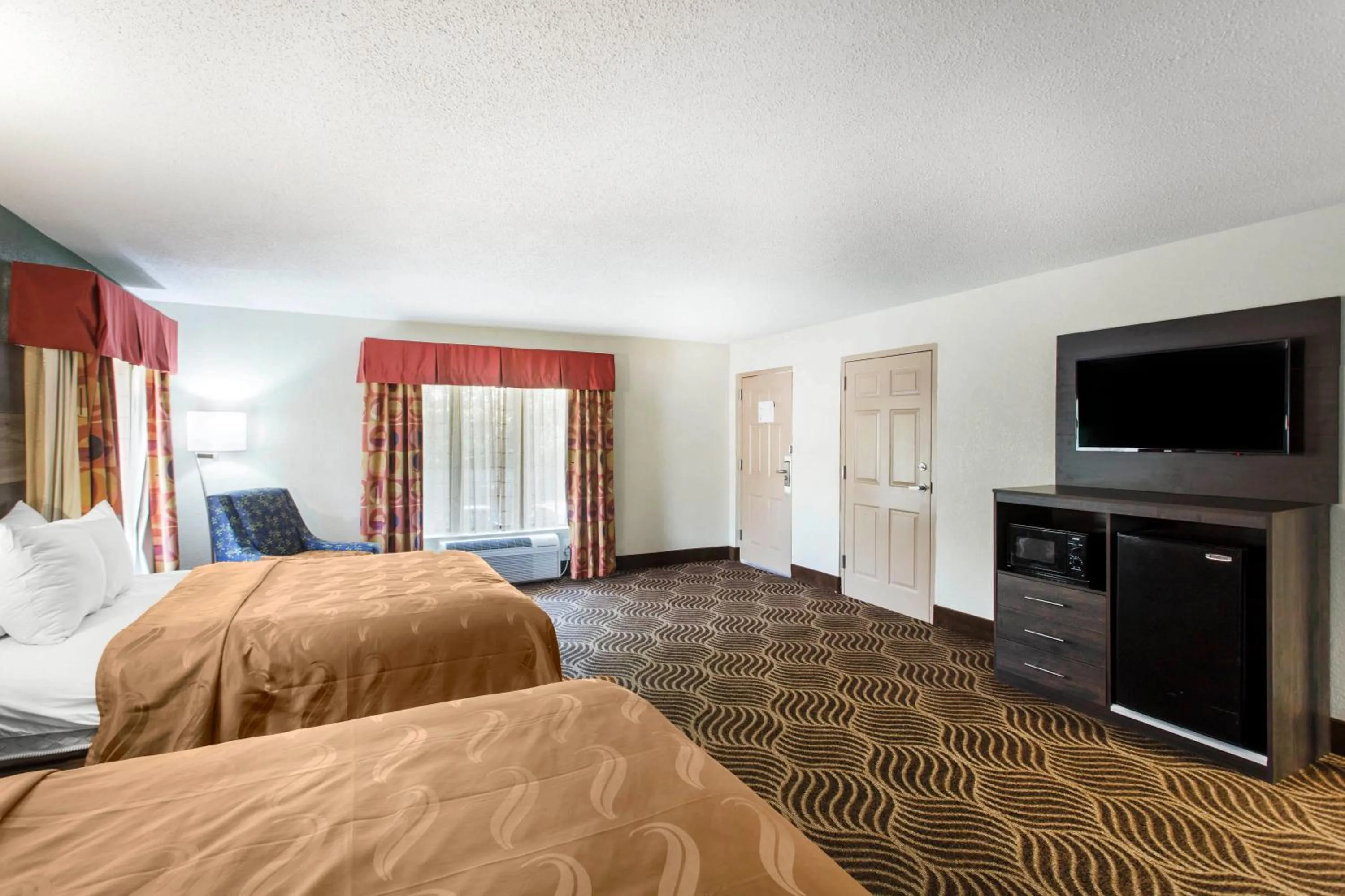Photo of the whole room, Bed in Quality Inn Black Mountain-Asheville East