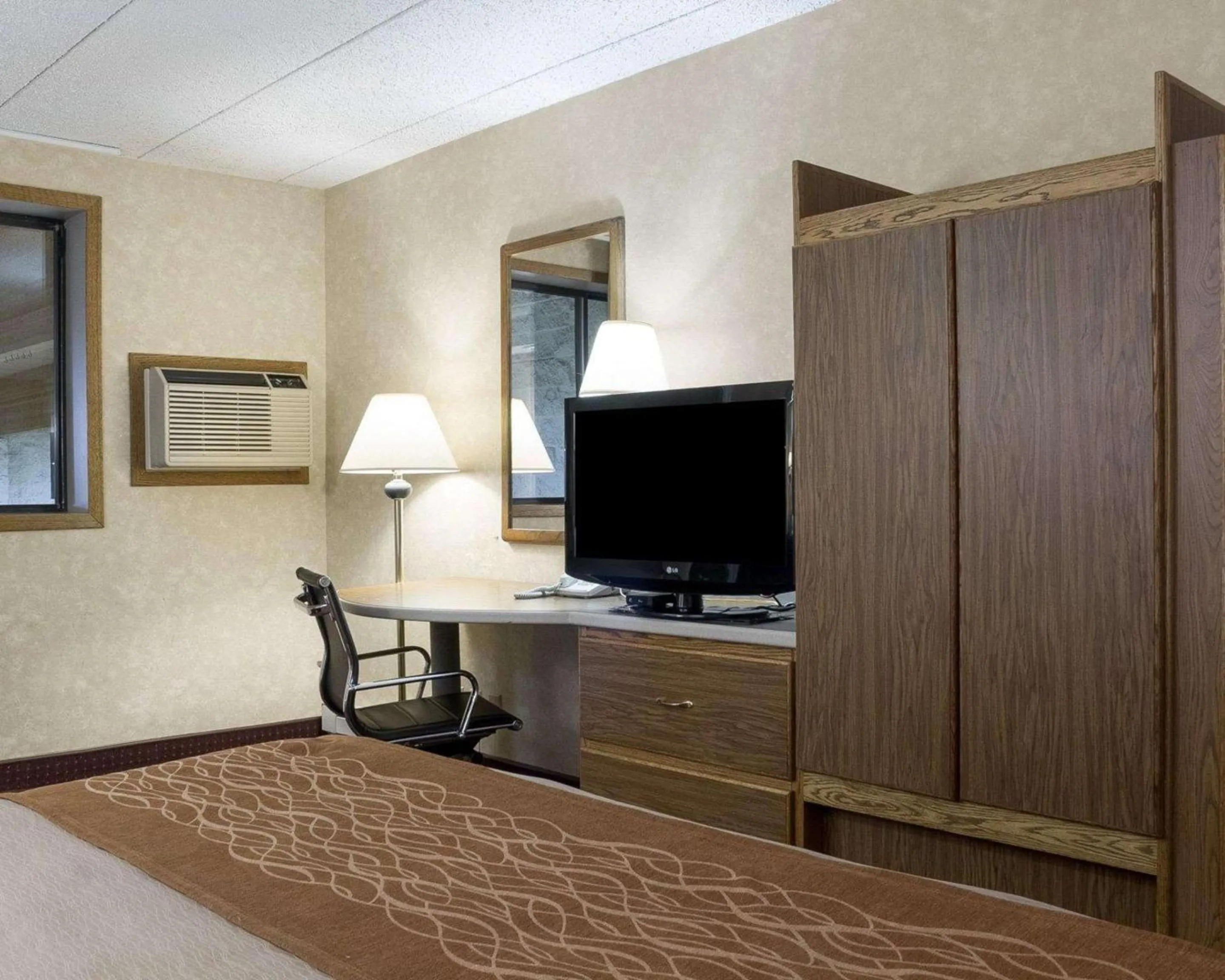 Photo of the whole room, Bed in Quality Inn Bismarck I-94