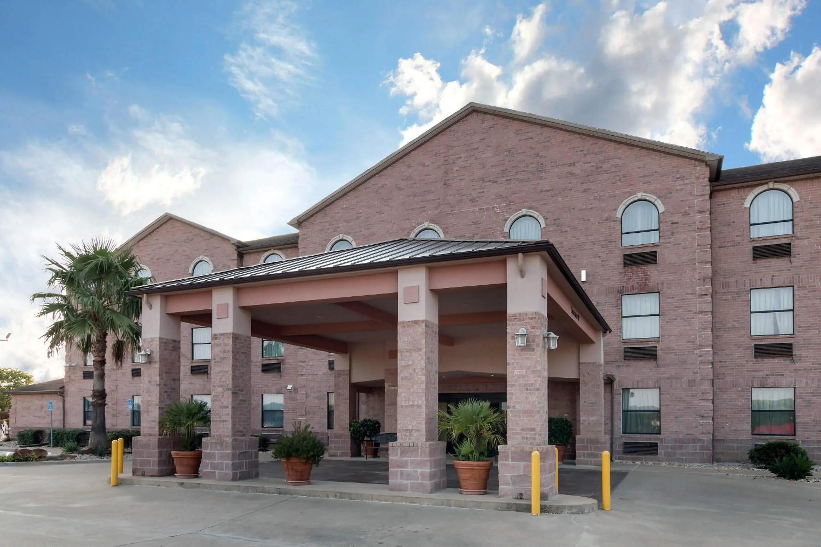 Property building in Quality Inn Buffalo