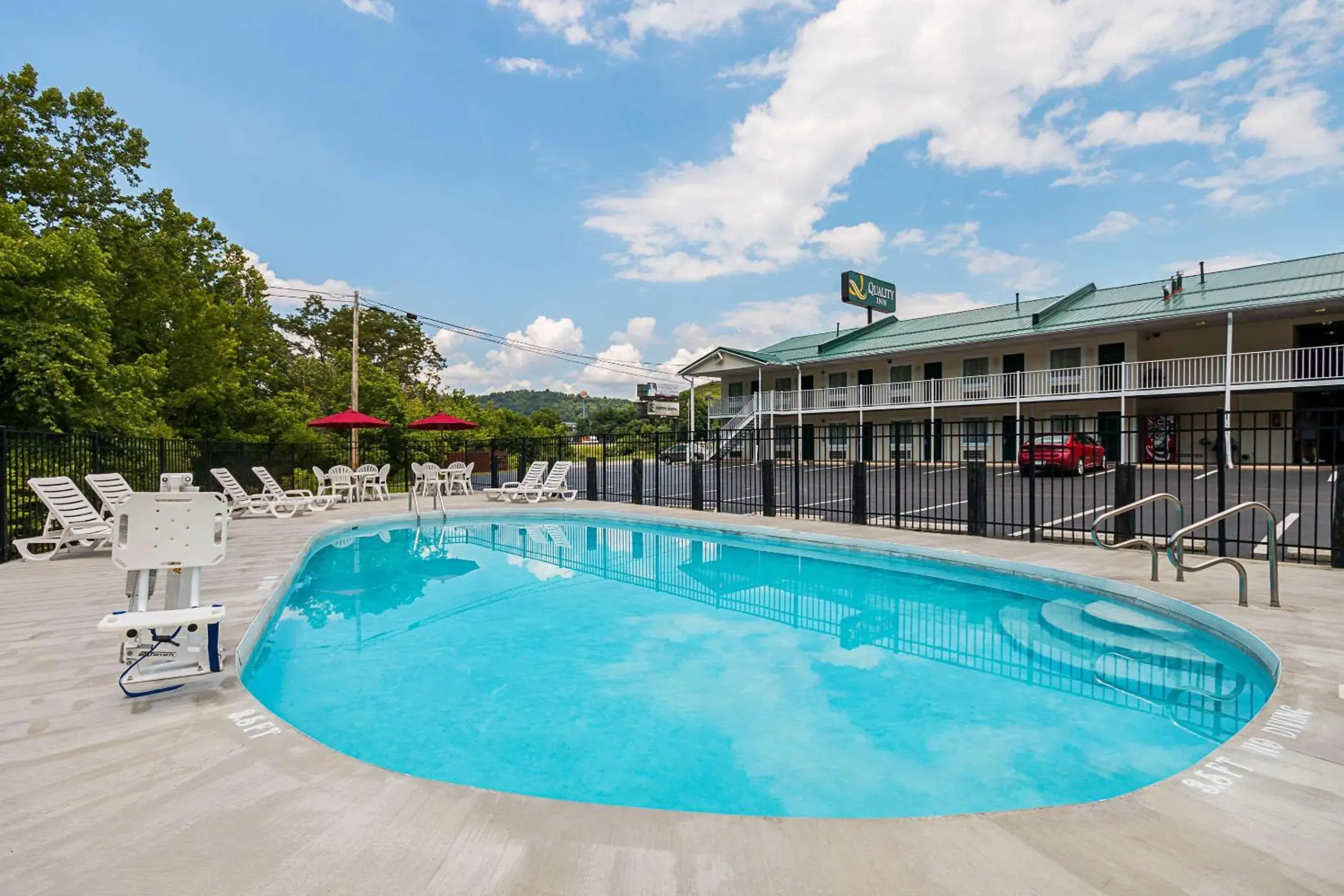 Swimming pool in Quality Inn Swimming pool in Quality Inn