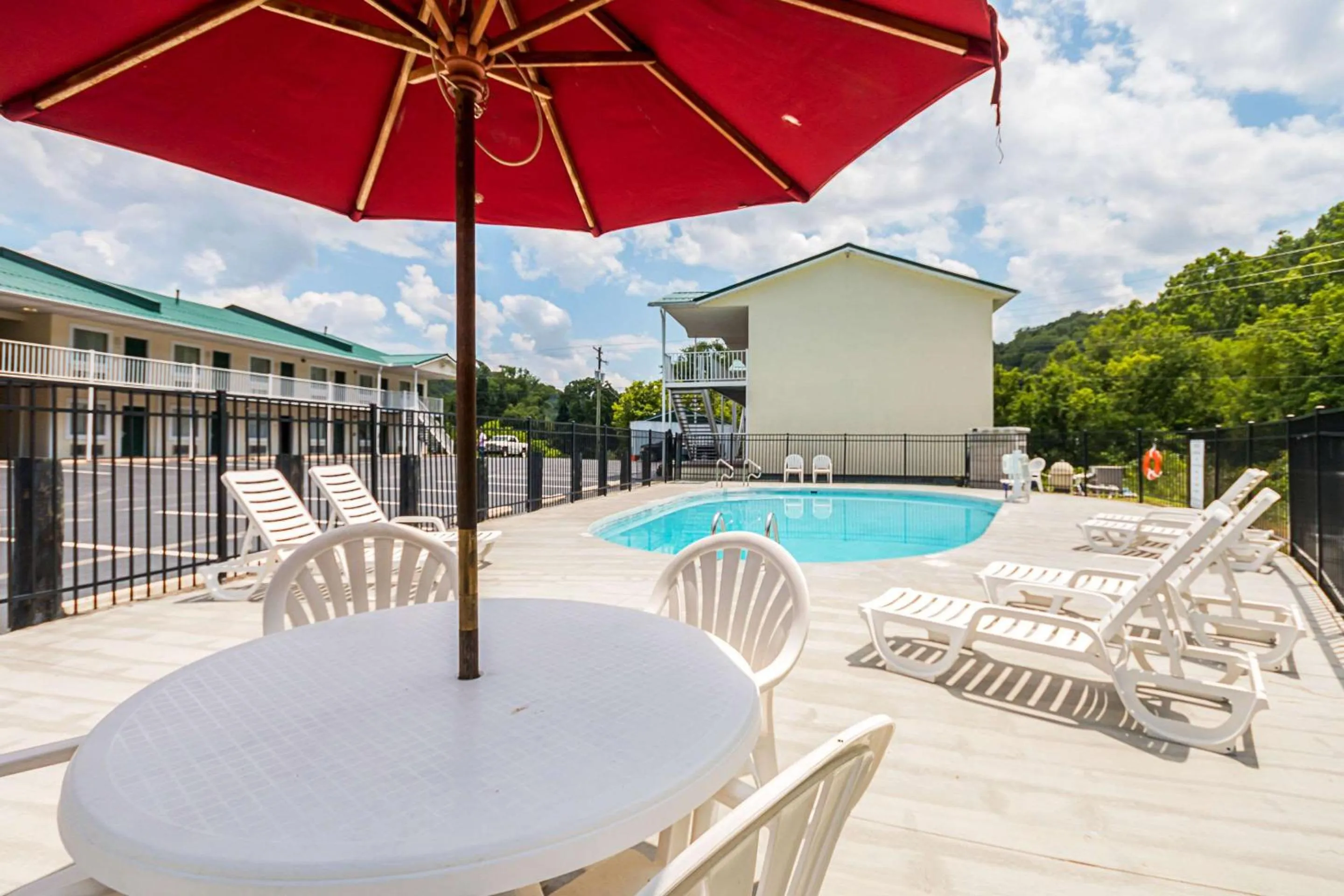 Swimming pool in Quality Inn Weston