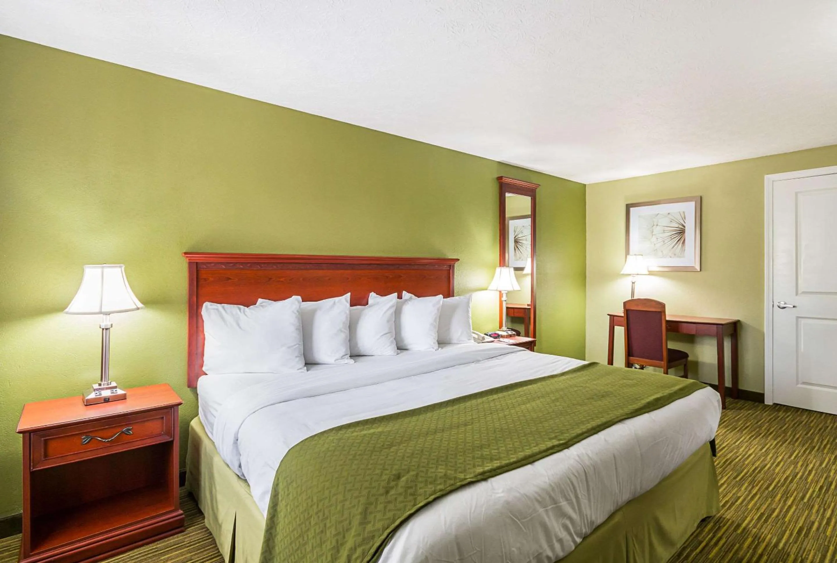 Bedroom, Bed in Quality Inn Weston