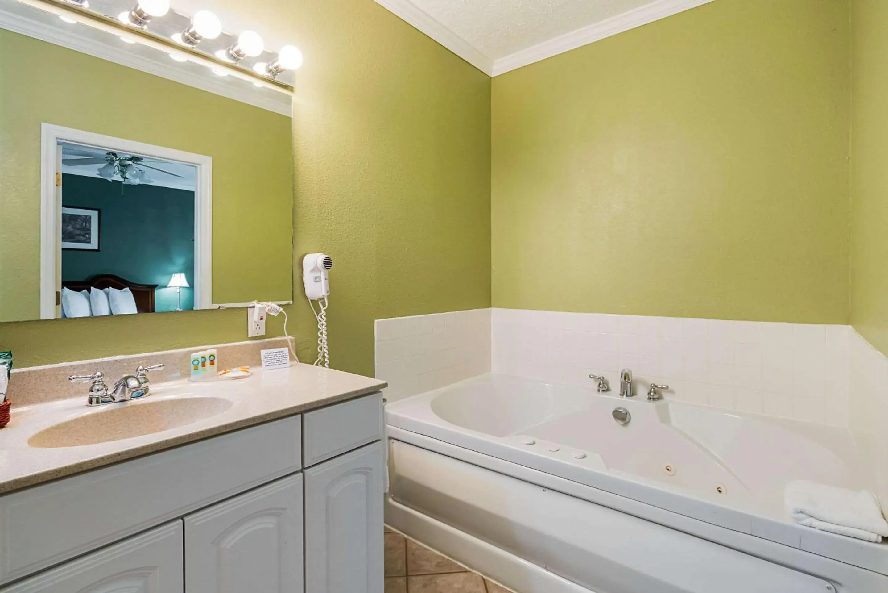 Bedroom in Quality Inn Bedroom in Quality Inn