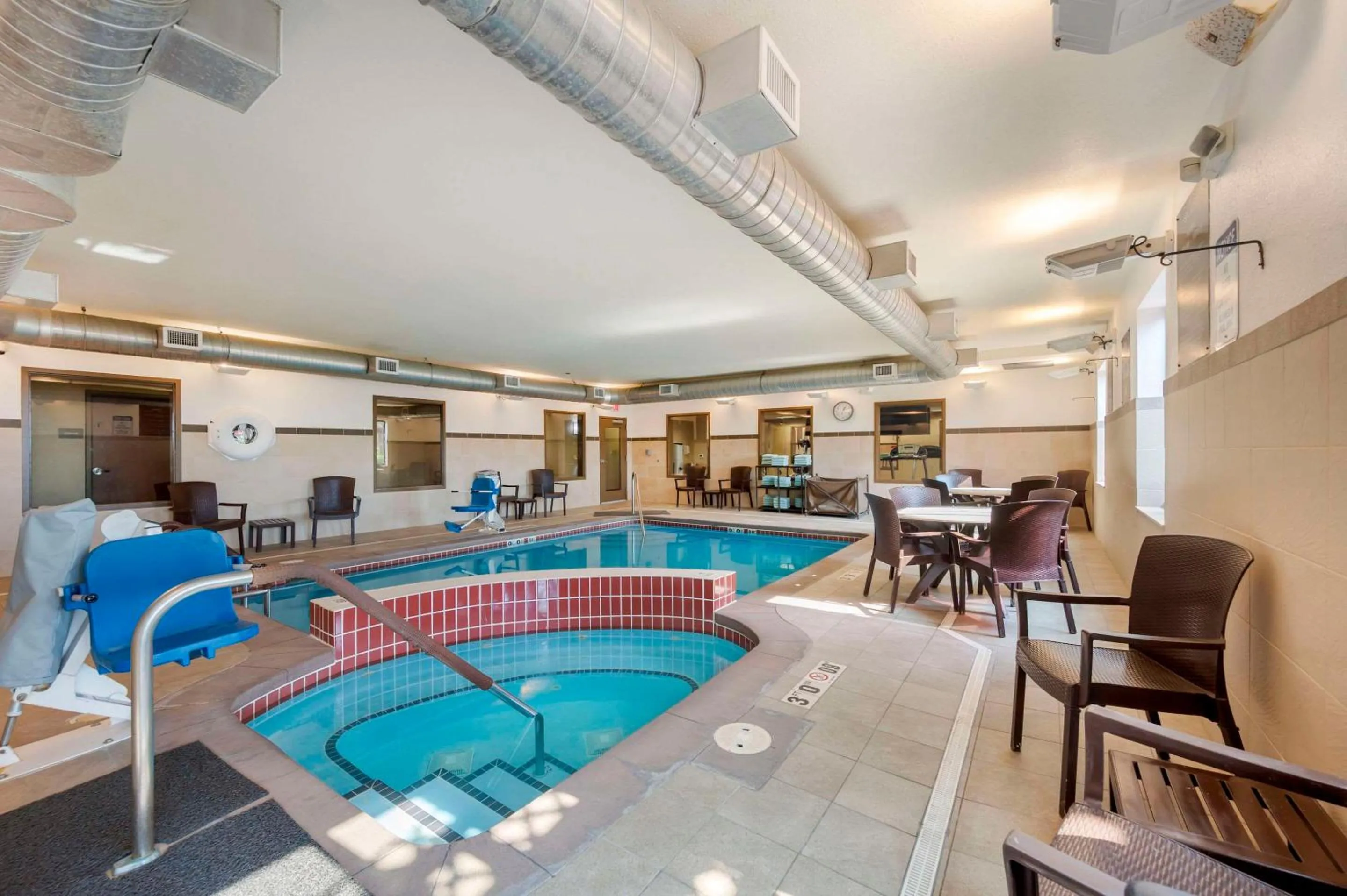 Swimming pool in Comfort Inn & Suites