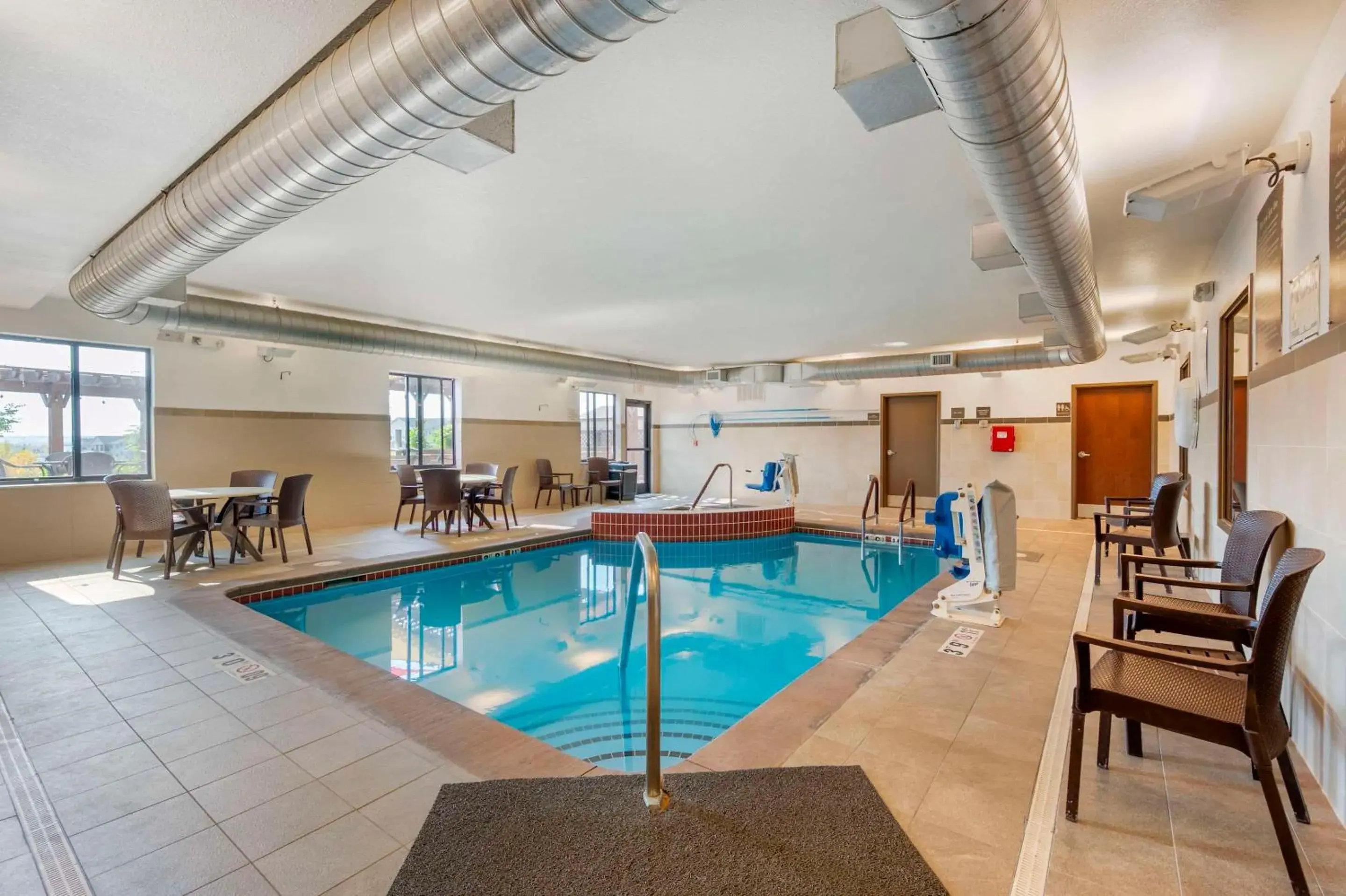 Swimming pool in Comfort Inn & Suites Swimming pool in Comfort Inn & Suites