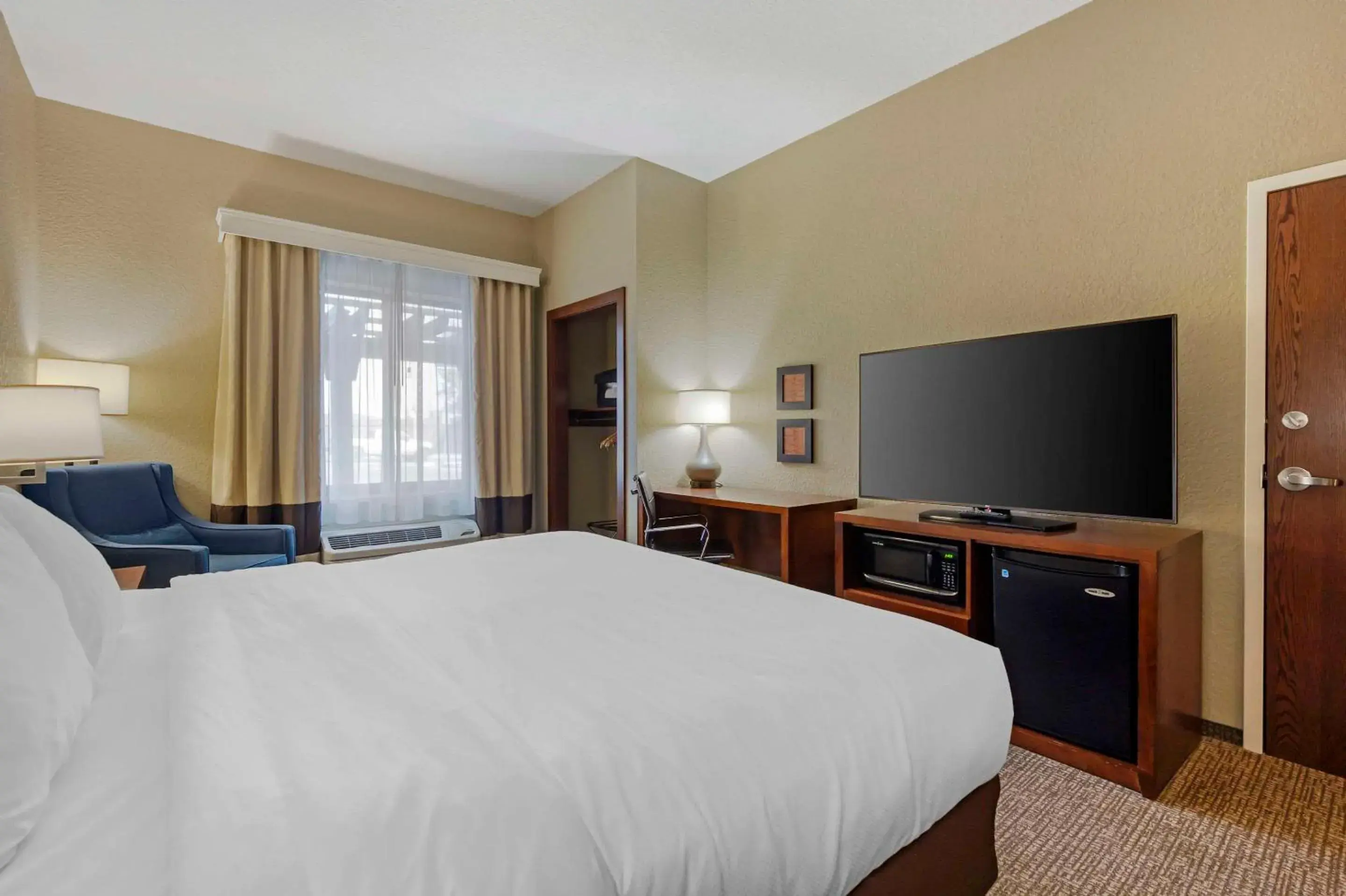 Bedroom, Bed in Comfort Inn & Suites Bedroom, Bed in Comfort Inn & Suites