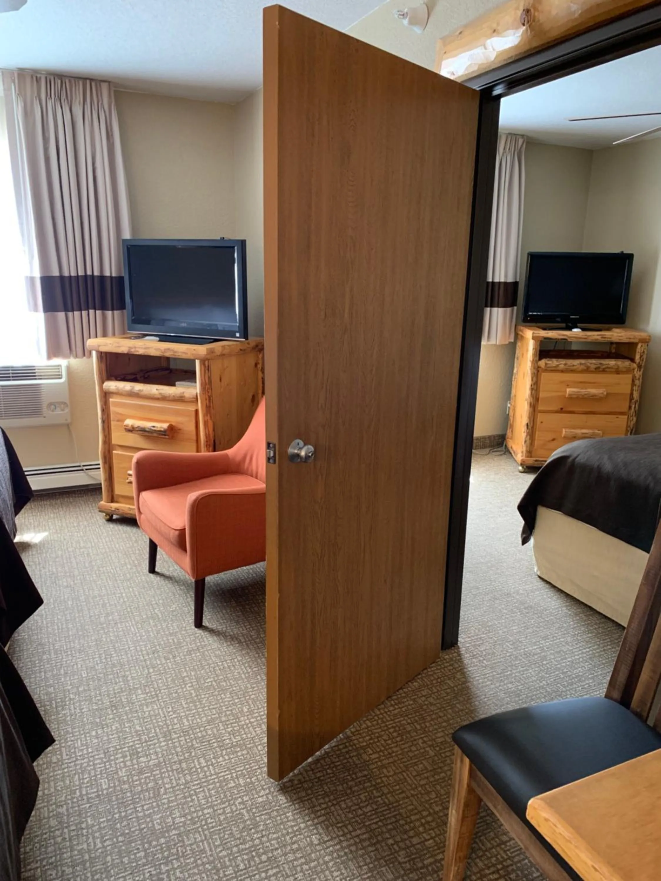 Bedroom, Bed in The Antler Lodge - Gardiner