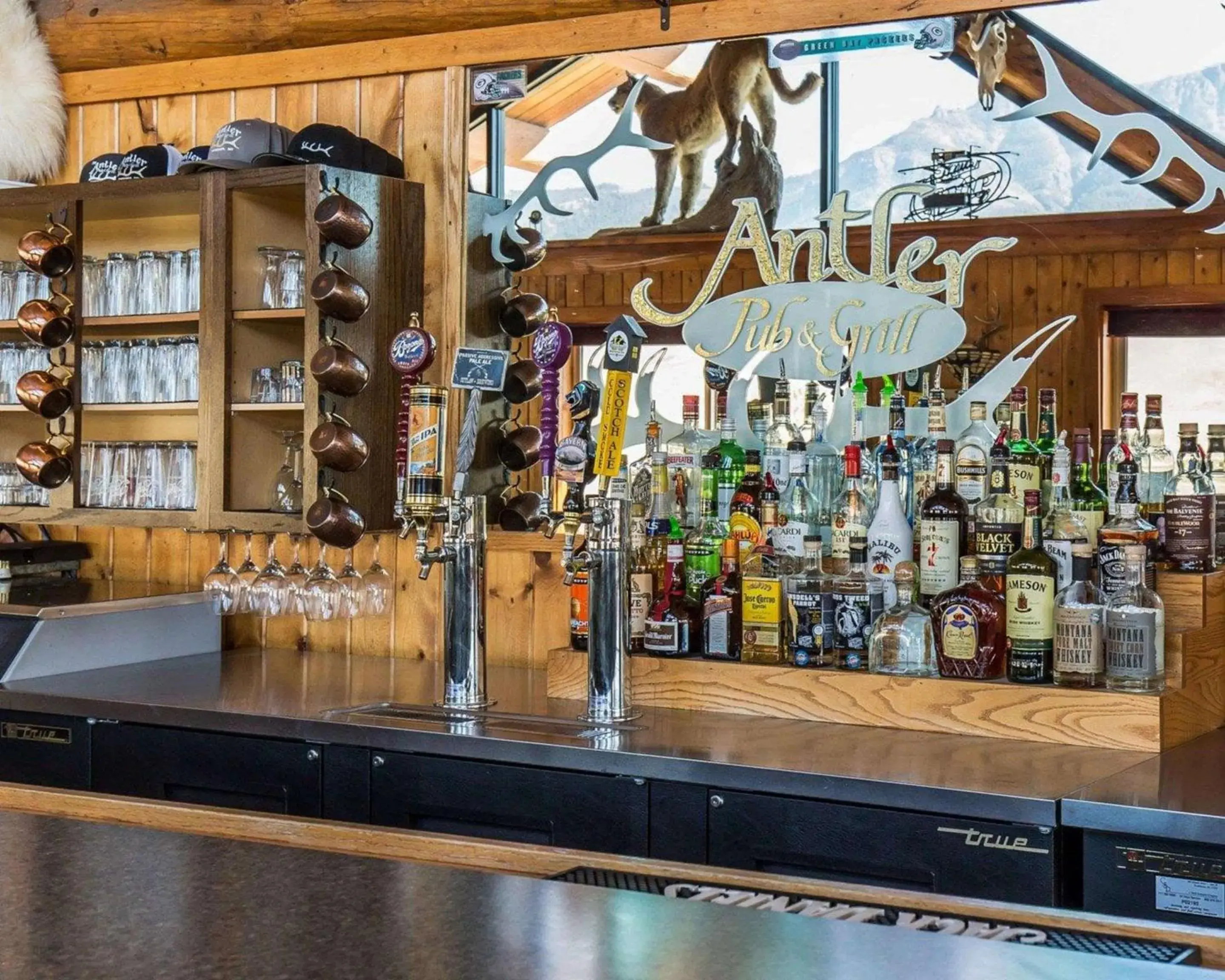 Lounge or bar in The Antler Lodge - Gardiner Lounge or bar in The Antler Lodge - Gardiner