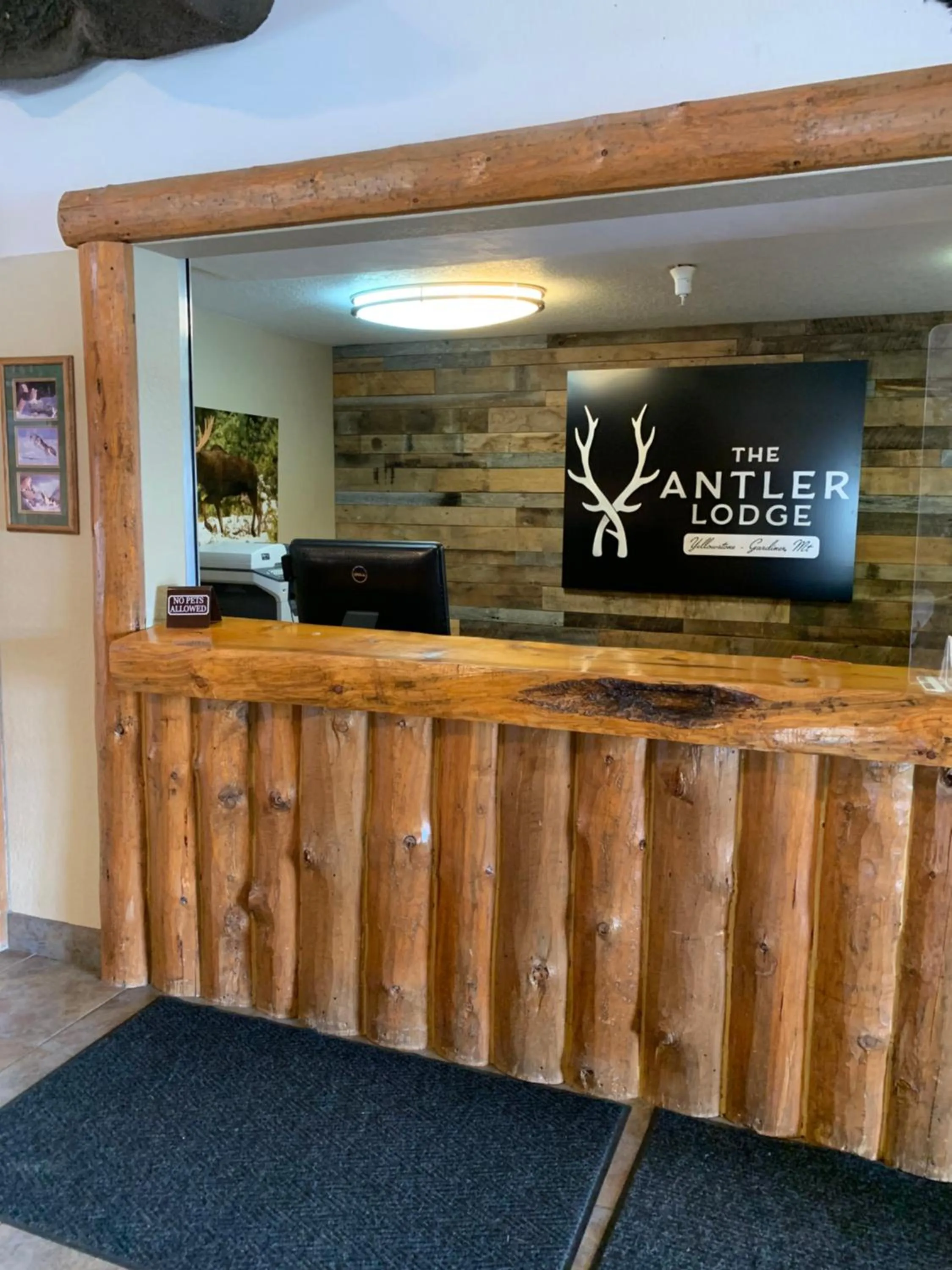 Lobby or reception in The Antler Lodge - Gardiner