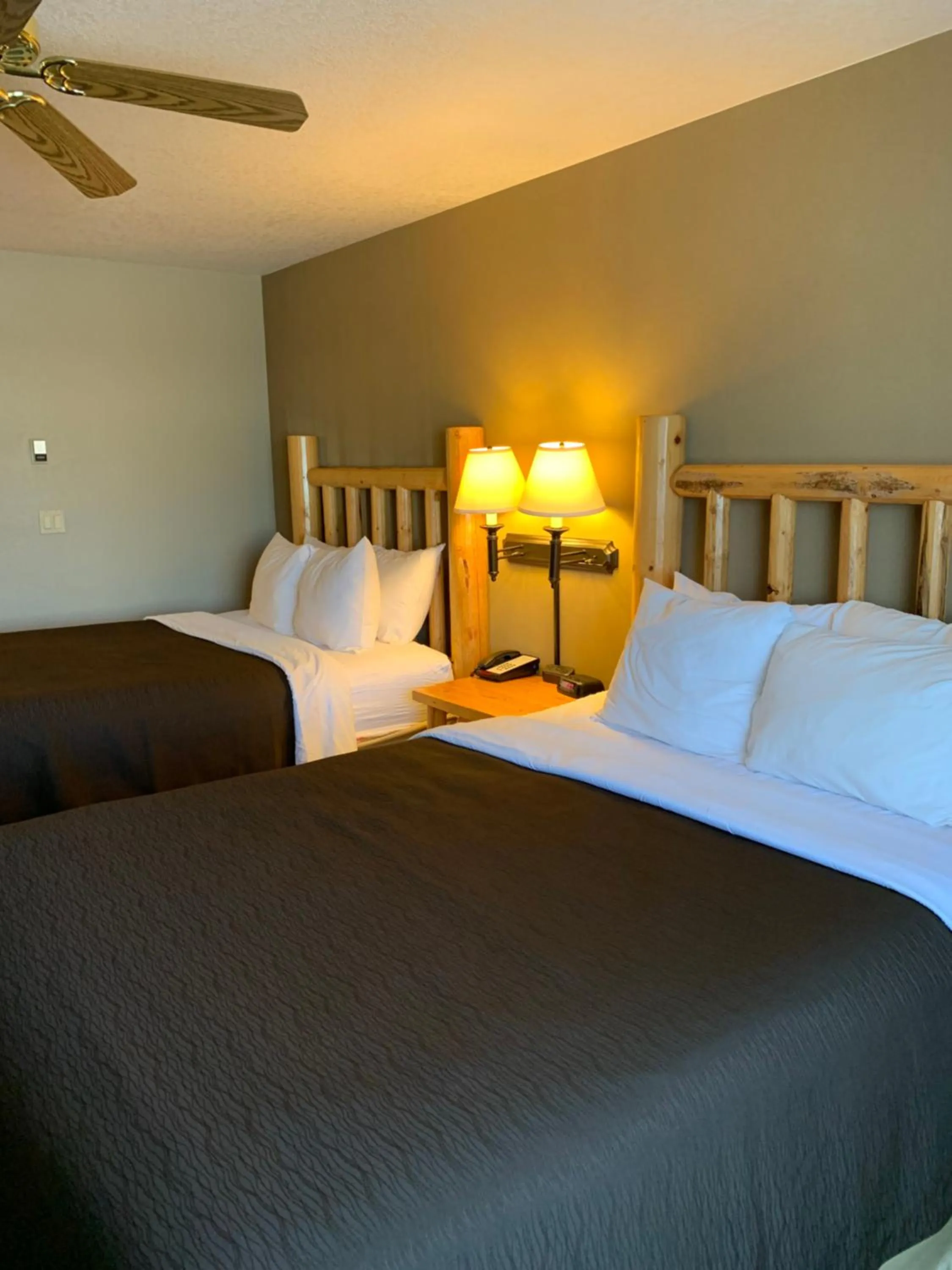 Bed in The Antler Lodge - Gardiner