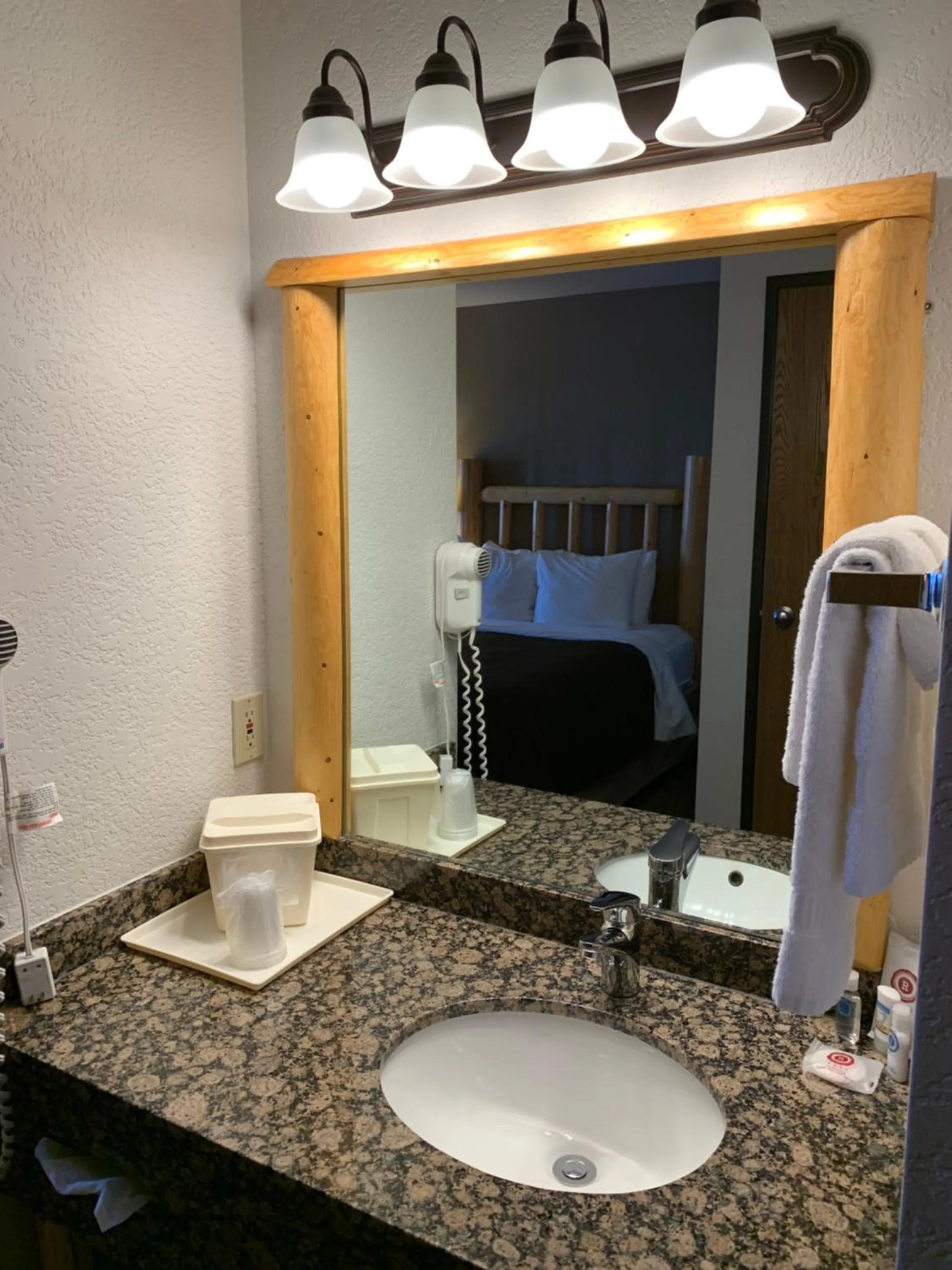 The Antler Lodge - Gardiner