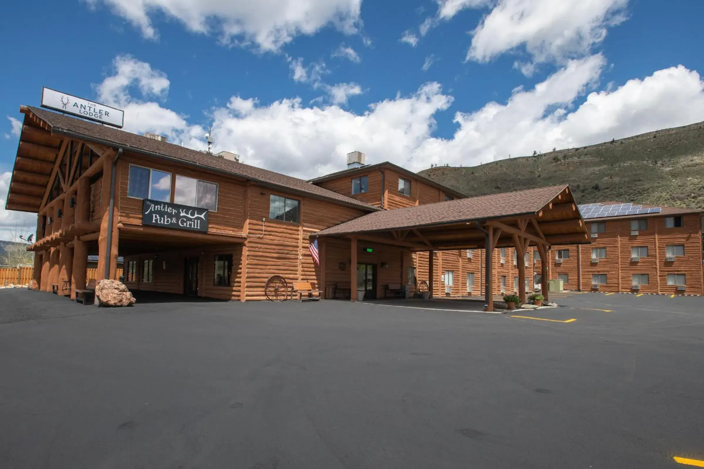 Property building in The Antler Lodge - Gardiner Property building in The Antler Lodge - Gardiner