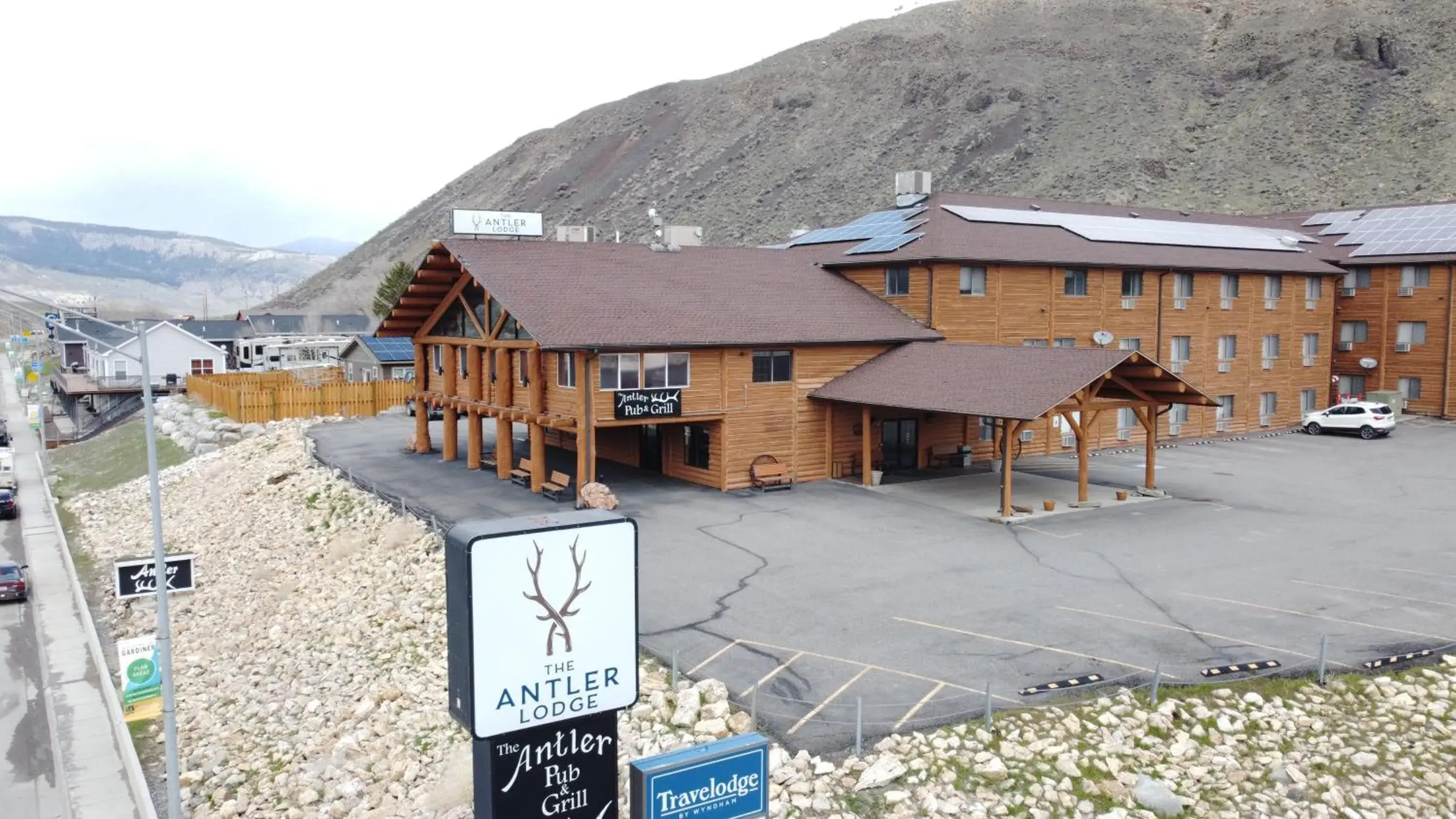 Property building in The Antler Lodge - Gardiner Property building in The Antler Lodge - Gardiner