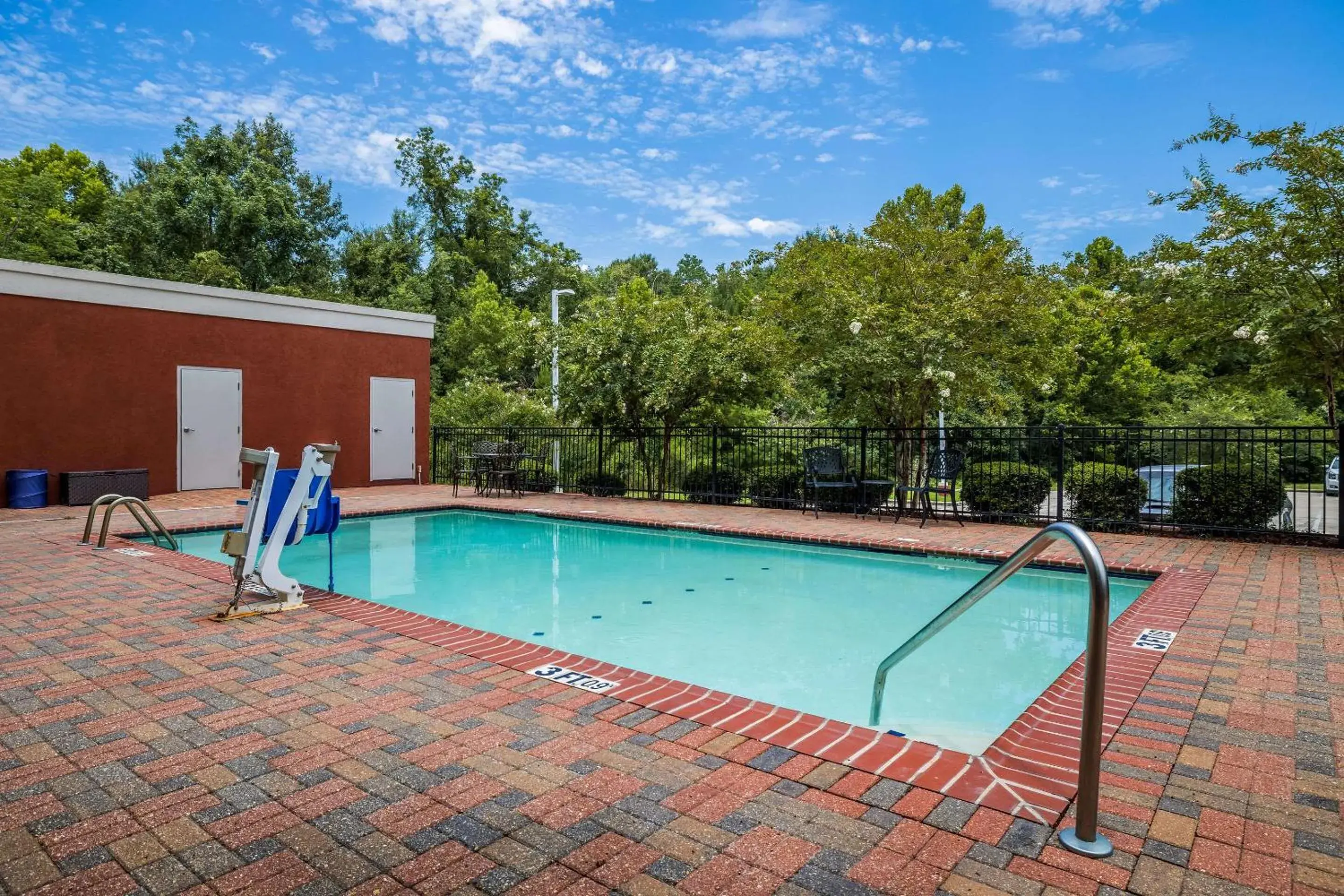 Swimming pool in Comfort Suites Denham Springs Swimming pool in Comfort Suites Denham Springs