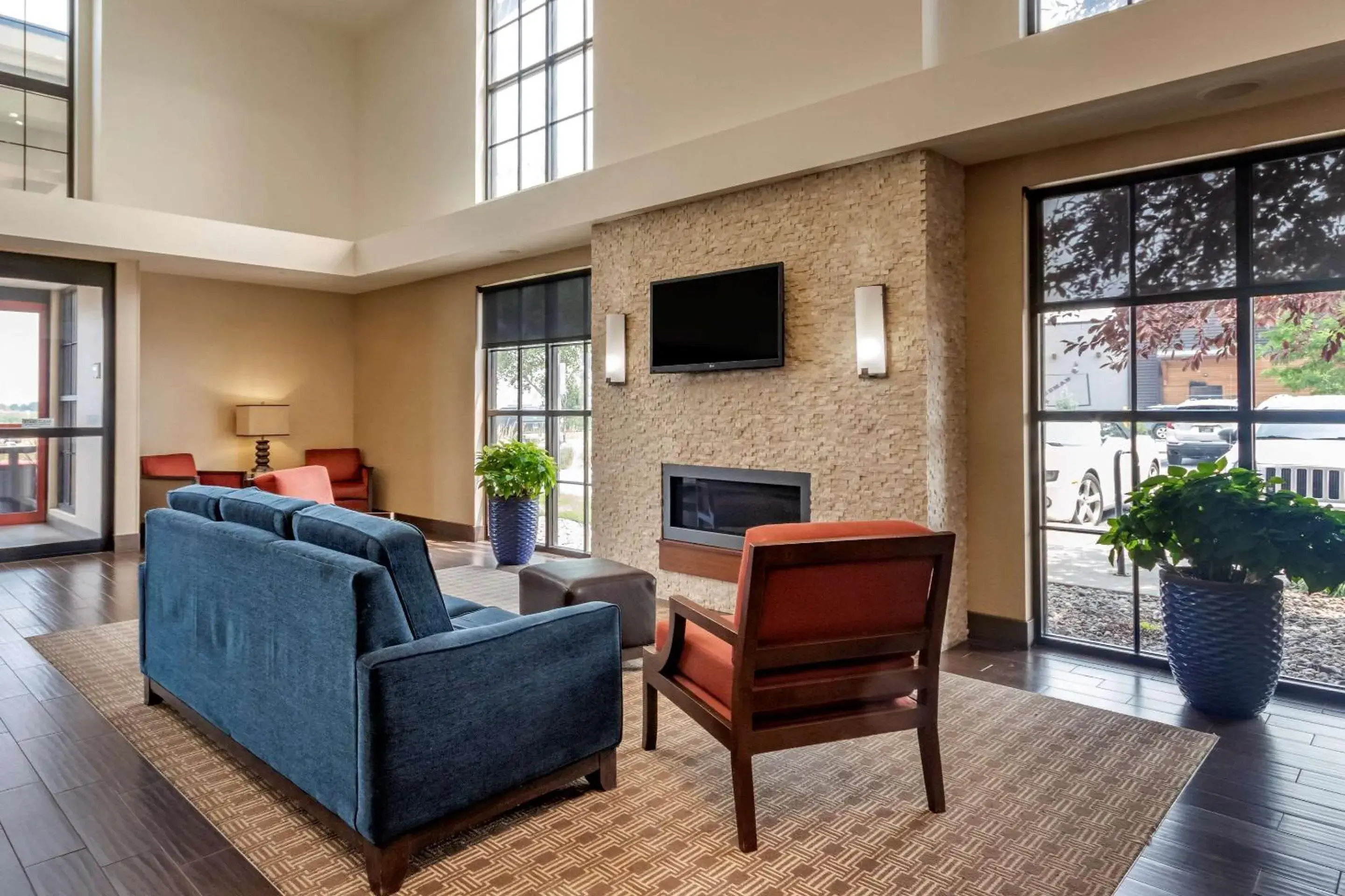Lobby or reception in Comfort Suites Airport-University Lobby or reception in Comfort Suites Airport-University