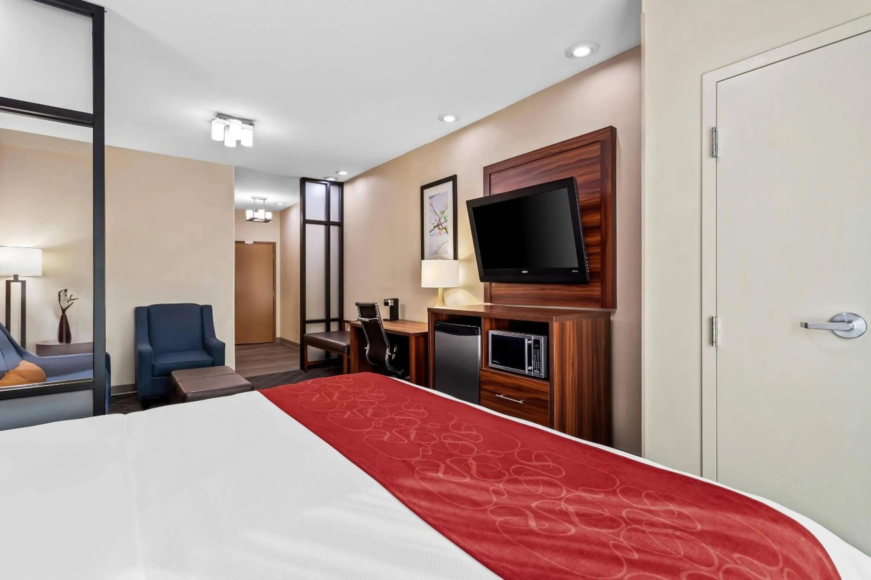 Bedroom, Bed in Comfort Suites Roswell North