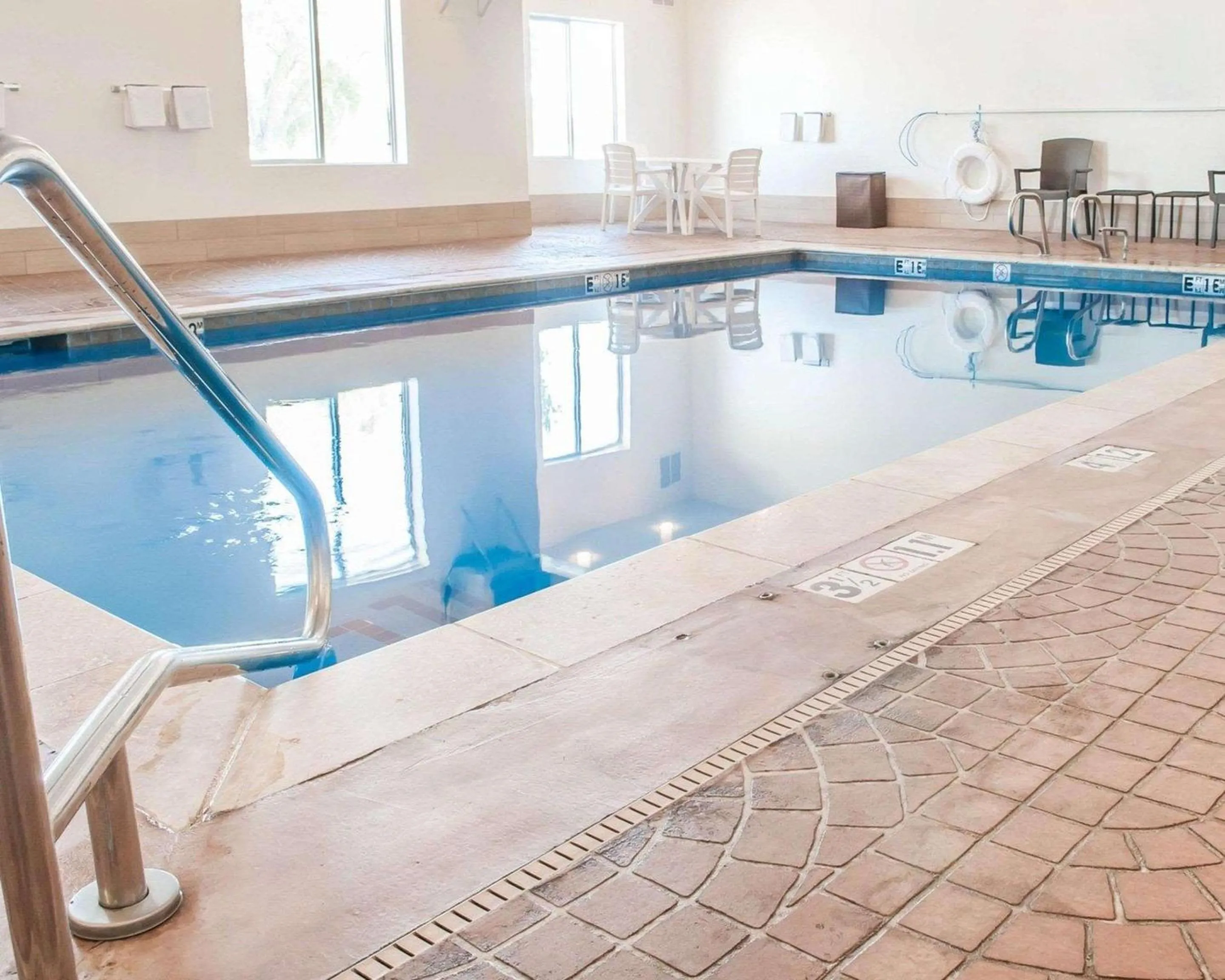 Swimming pool in Comfort Suites Farmington