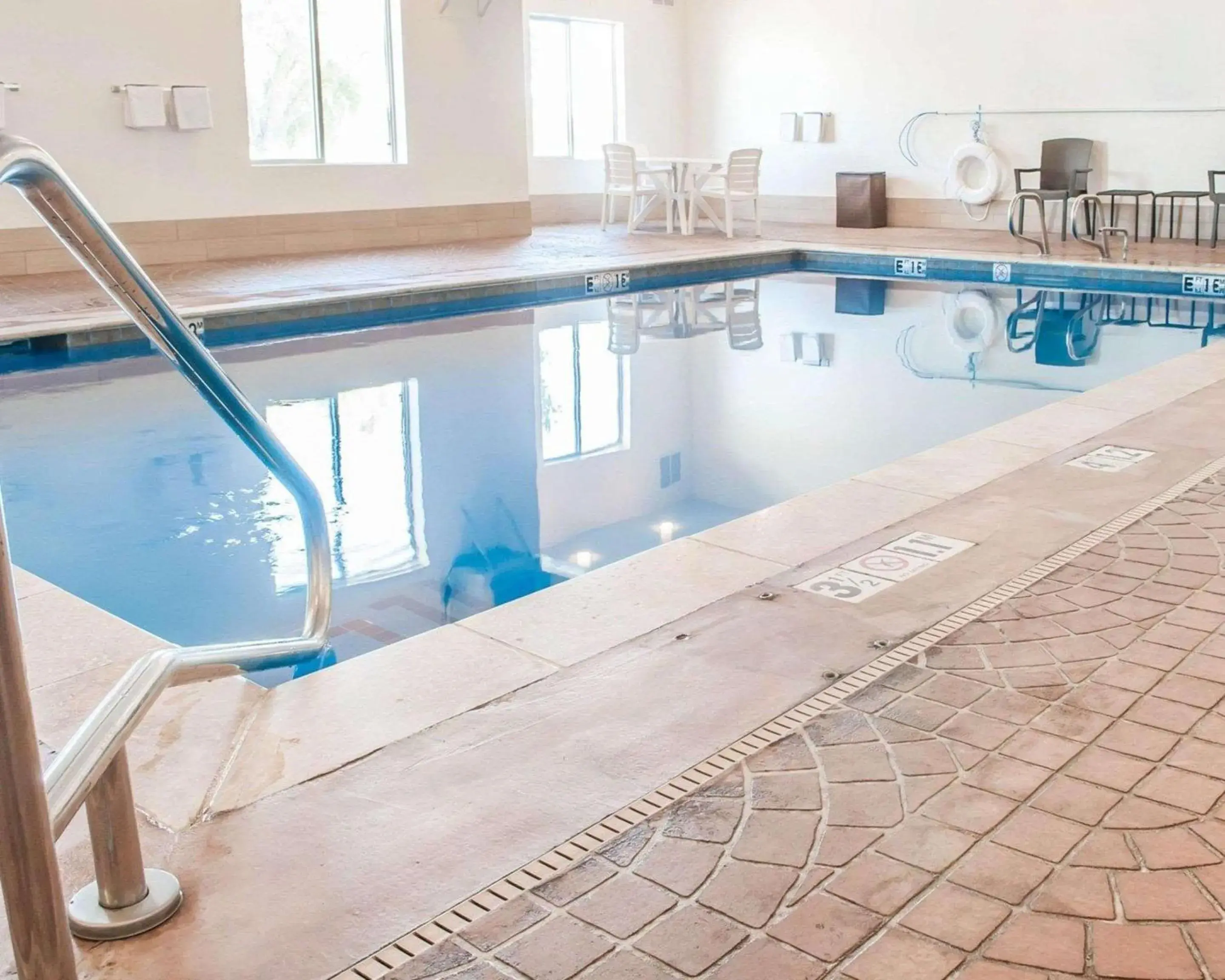 Swimming pool in Comfort Suites Farmington Swimming pool in Comfort Suites Farmington