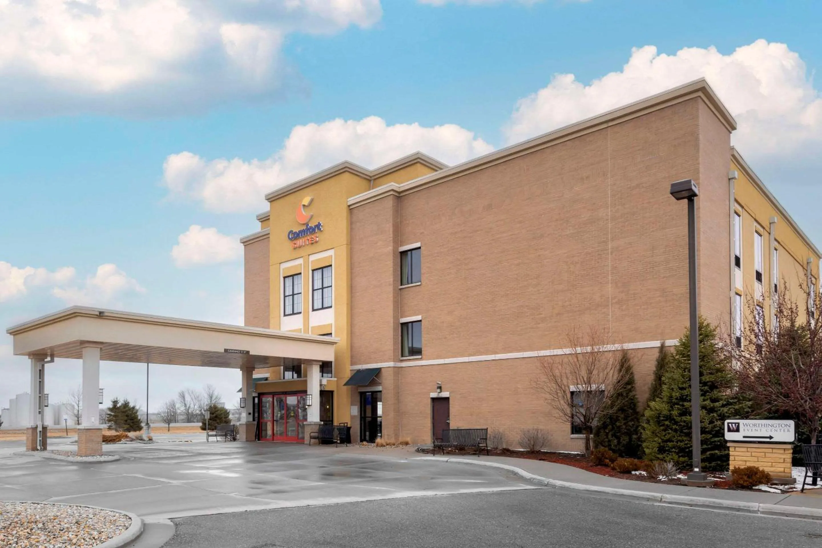 Property Building in Comfort Suites & Conference Center Worthington