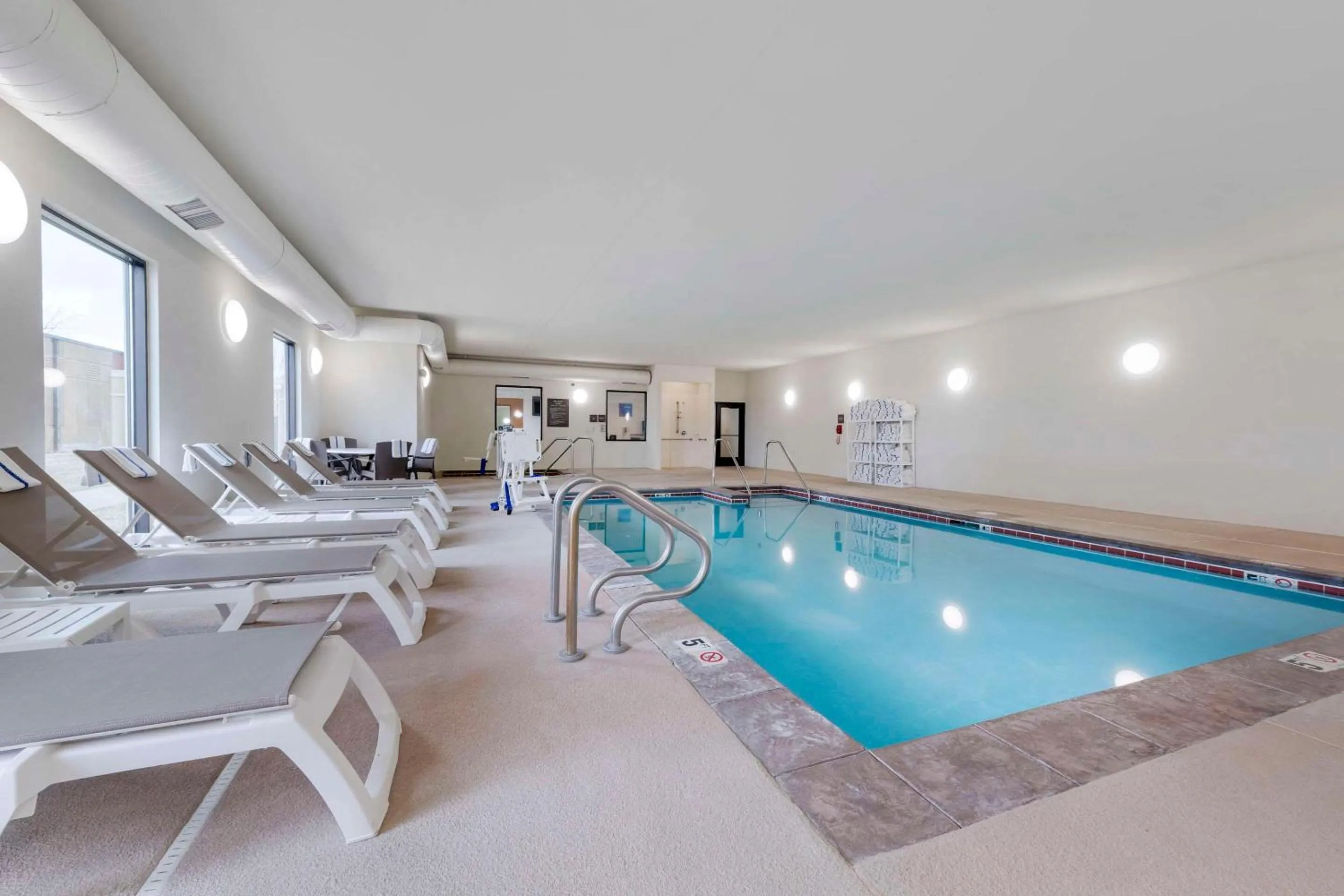 Swimming Pool in Comfort Suites & Conference Center Worthington