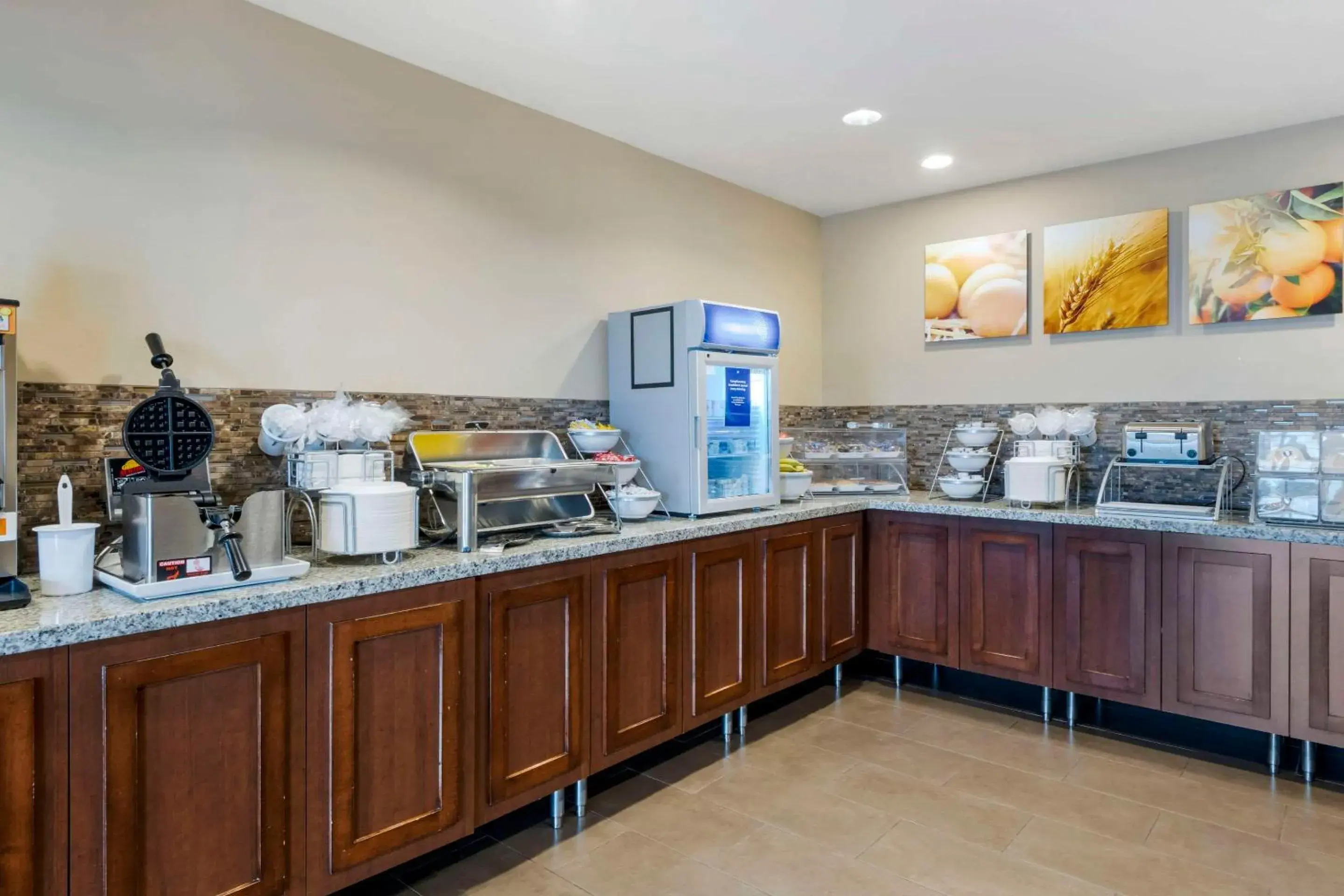 Breakfast, Restaurant/Places to Eat in Comfort Suites & Conference Center Worthington Breakfast, Restaurant/Places to Eat in Comfort Suites & Conference Center Worthington