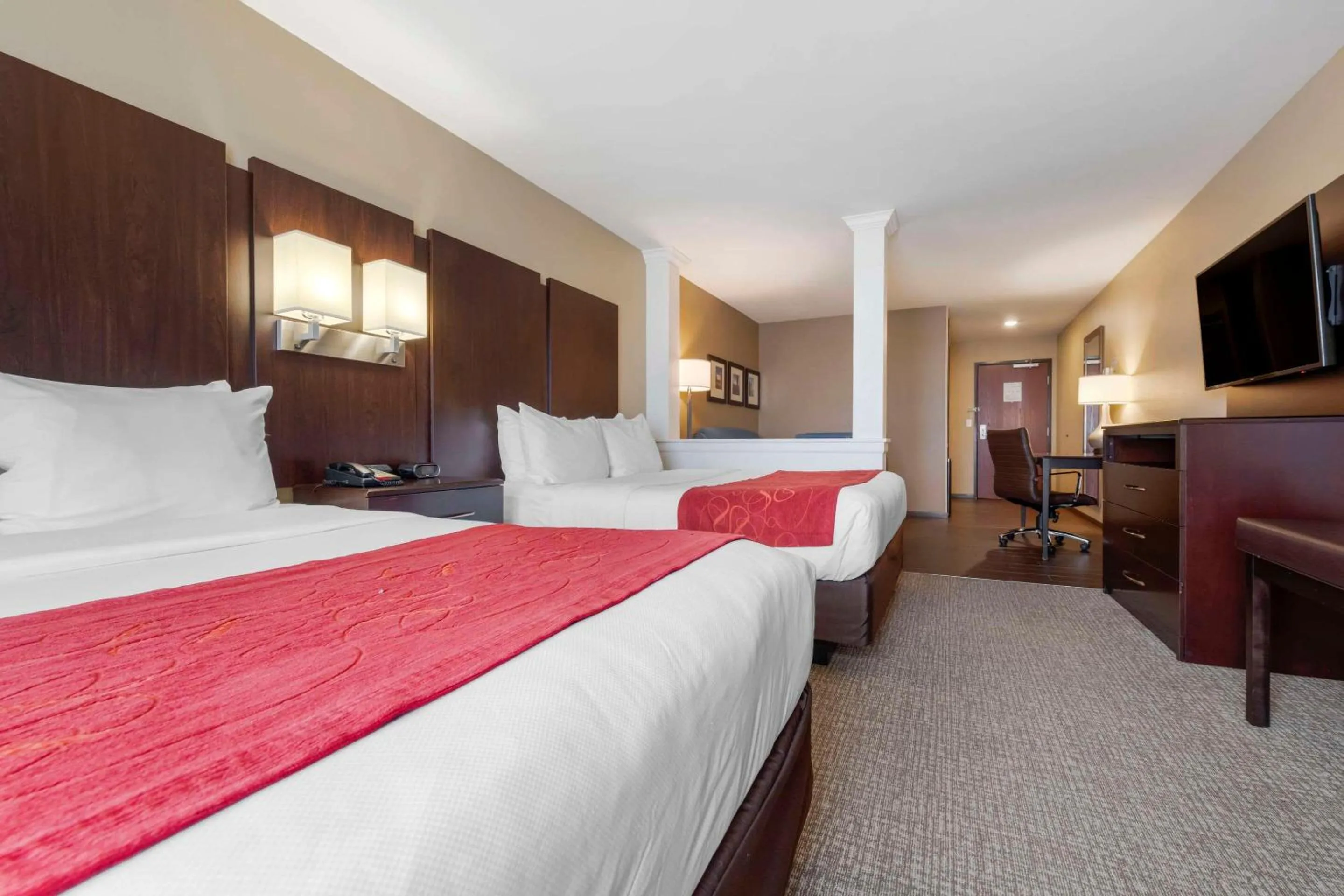 Bedroom in Comfort Suites & Conference Center Worthington