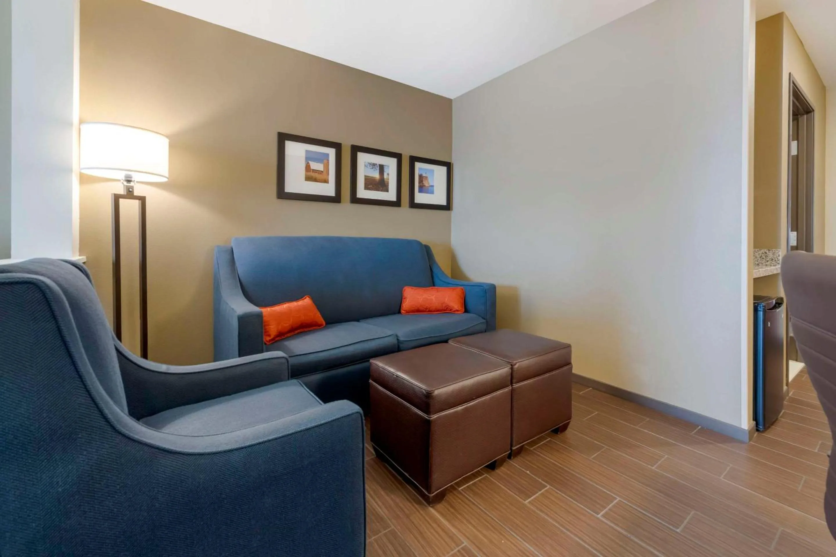 Bedroom, Seating Area in Comfort Suites & Conference Center Worthington