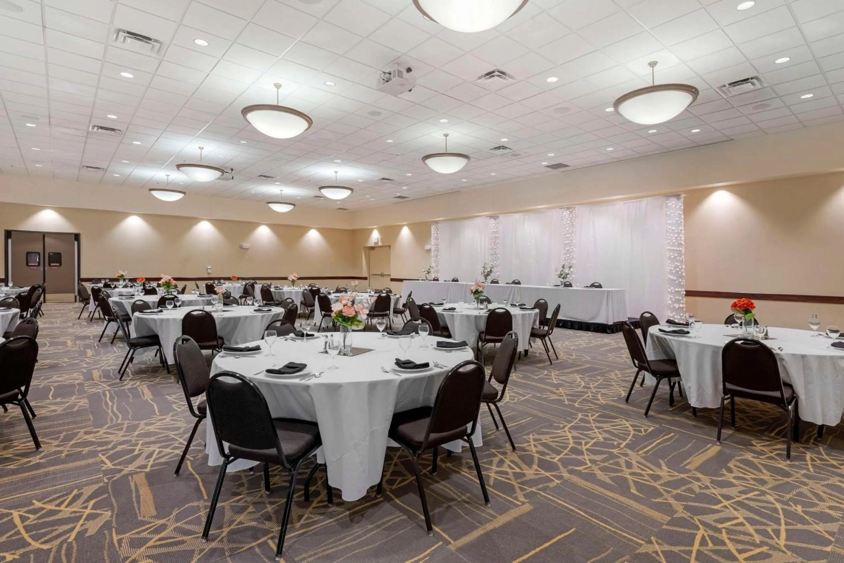 Meeting/conference room, Restaurant/Places to Eat in Comfort Suites & Conference Center Worthington