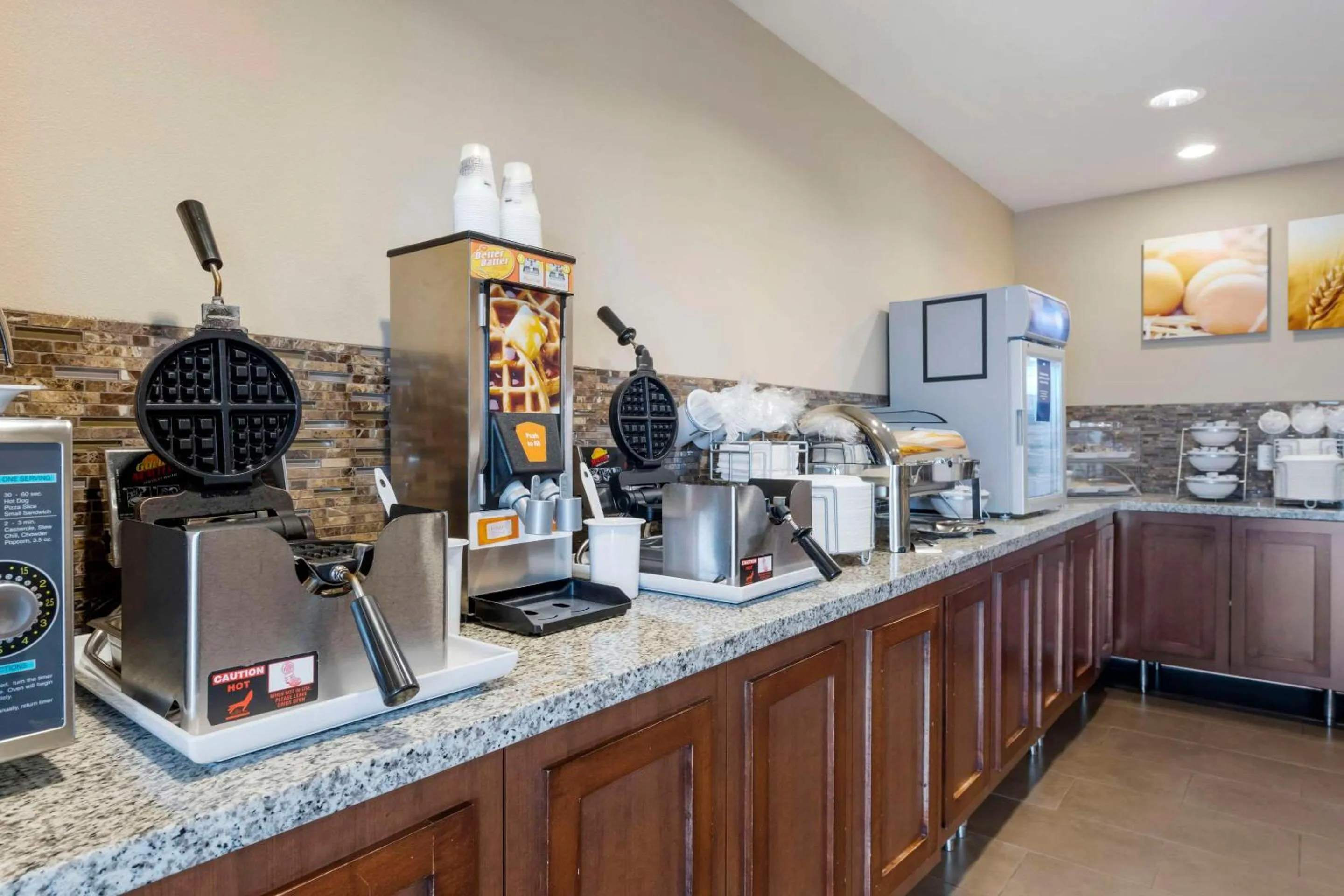 Breakfast, Kitchen/Kitchenette in Comfort Suites & Conference Center Worthington