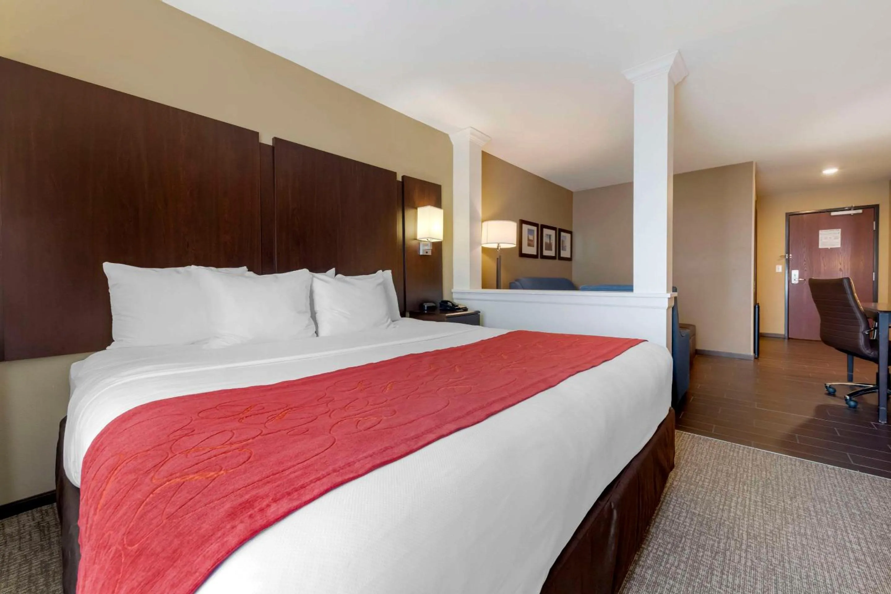 Bedroom in Comfort Suites & Conference Center Worthington