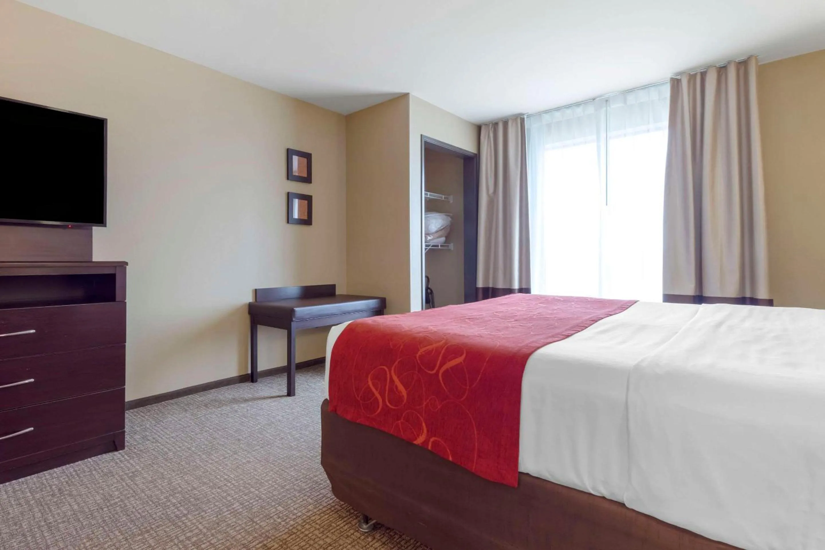Bedroom, Bed in Comfort Suites & Conference Center