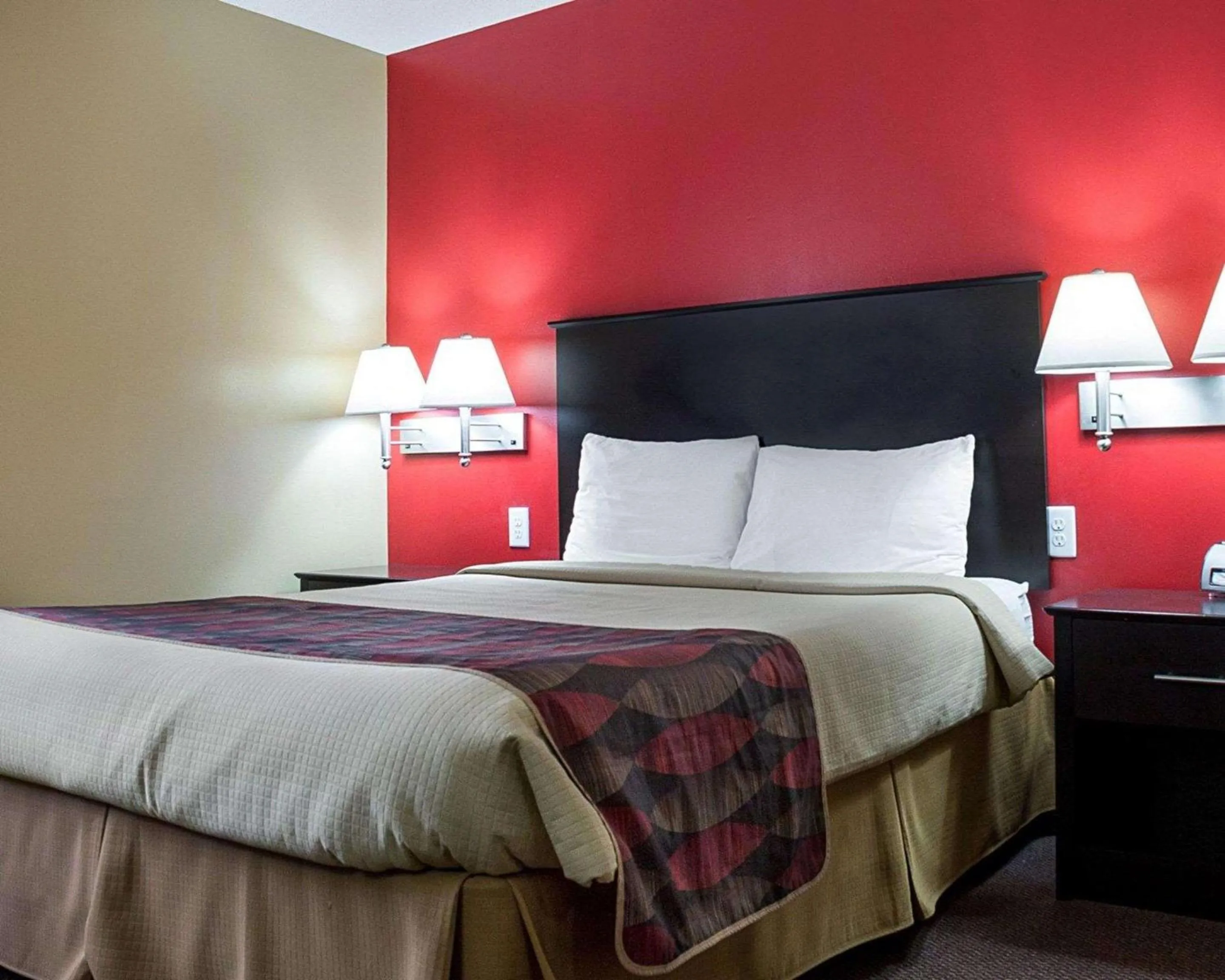 Photo of the whole room, Bed in Econo Lodge