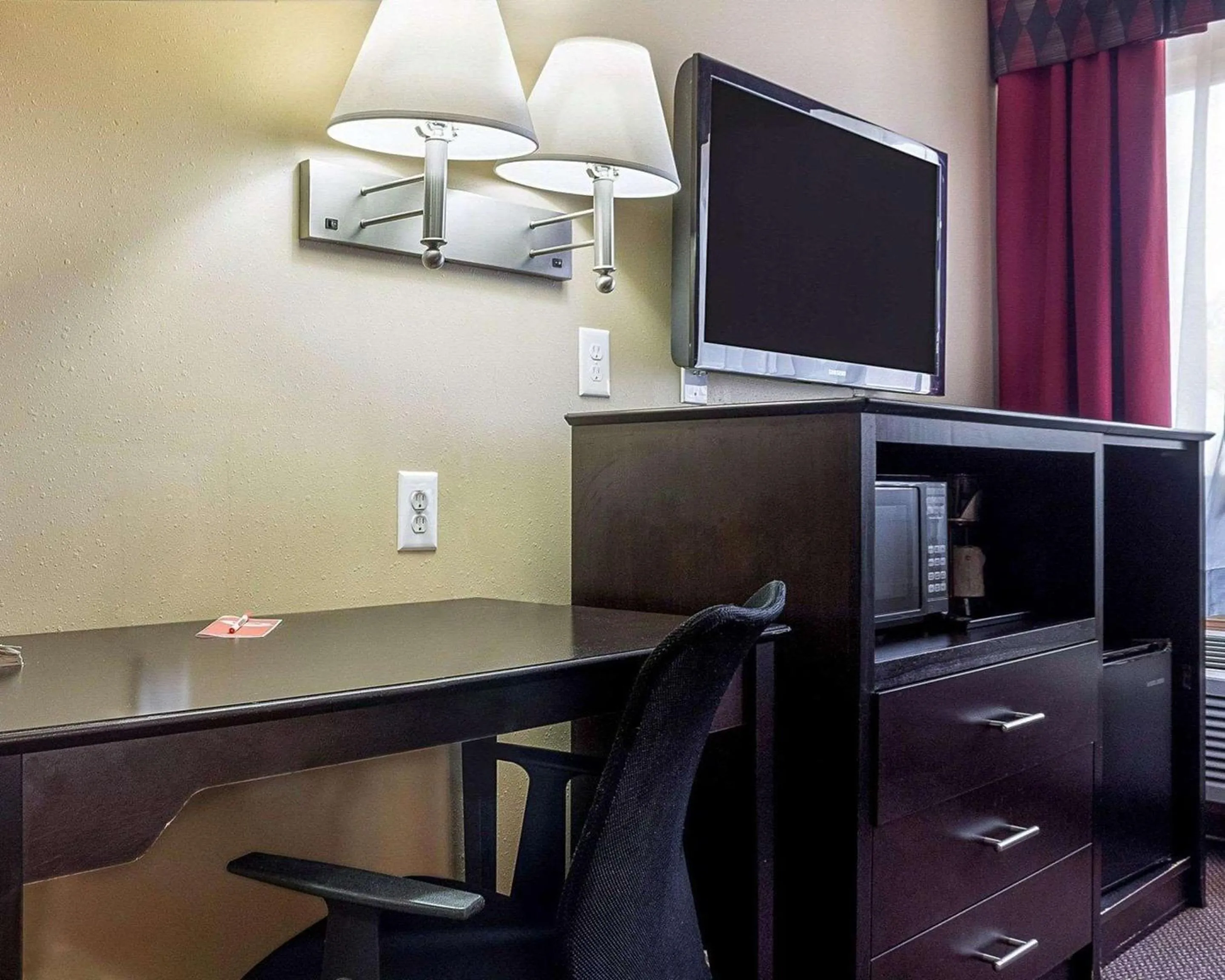 Photo of the whole room in Econo Lodge